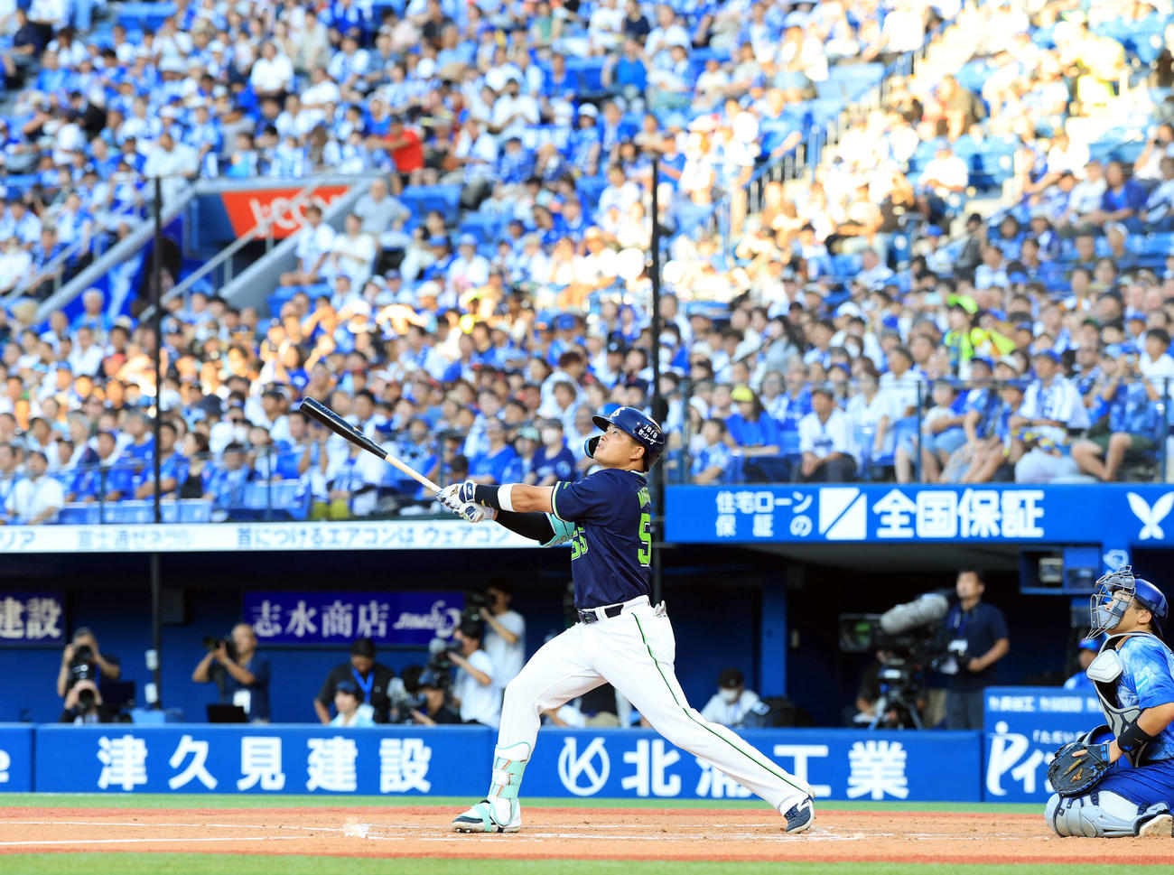 DeNA対ヤクルト　2回表ヤクルト無死、左越えソロ本塁打を放つ村上（撮影・浅見桂子）