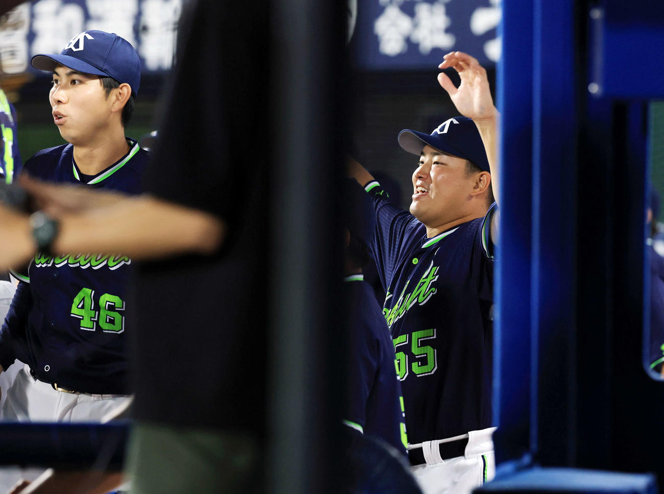 DeNA対ヤクルト　7連勝を飾った瞬間、バンザイで喜ぶヤクルト村上（撮影・浅見桂子）