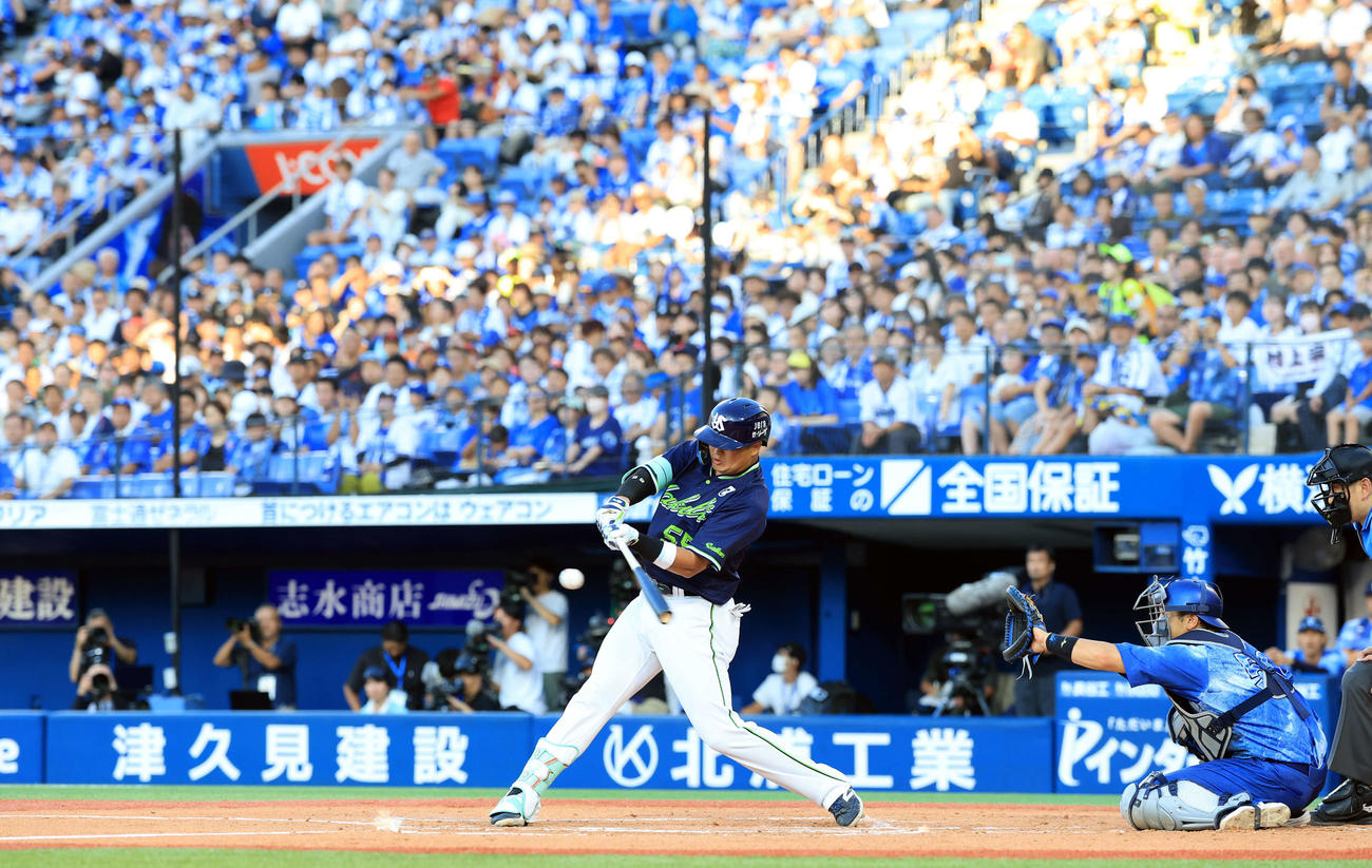 DeNA対ヤクルト　2回表ヤクルト無死、左越えソロ本塁打を放つ村上（撮影・浅見桂子）