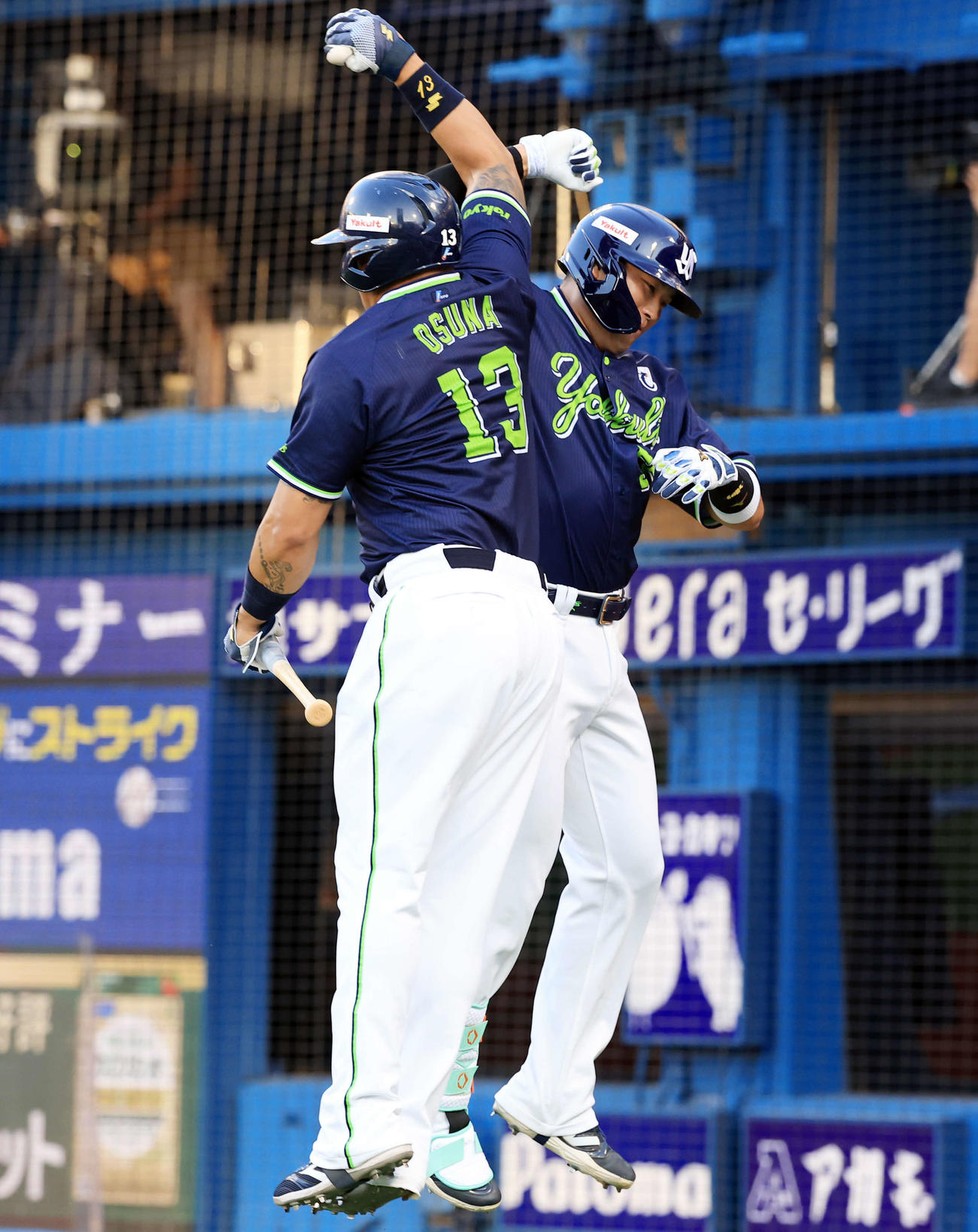 DeNA対ヤクルト　2回表ヤクルト無死、左越えソロ本塁打を放った村上（奥）はオスナとジャンピングタッチ（撮影・浅見桂子）