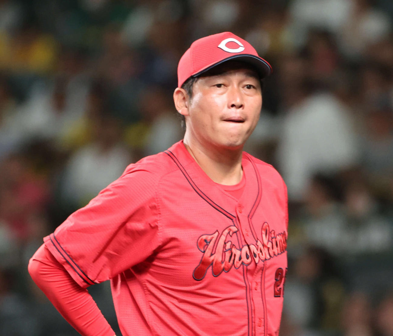 阪神対広島　8回の攻撃を終え、選手交代を告げ、ベンチに戻る広島新井監督（撮影・西尾就之）