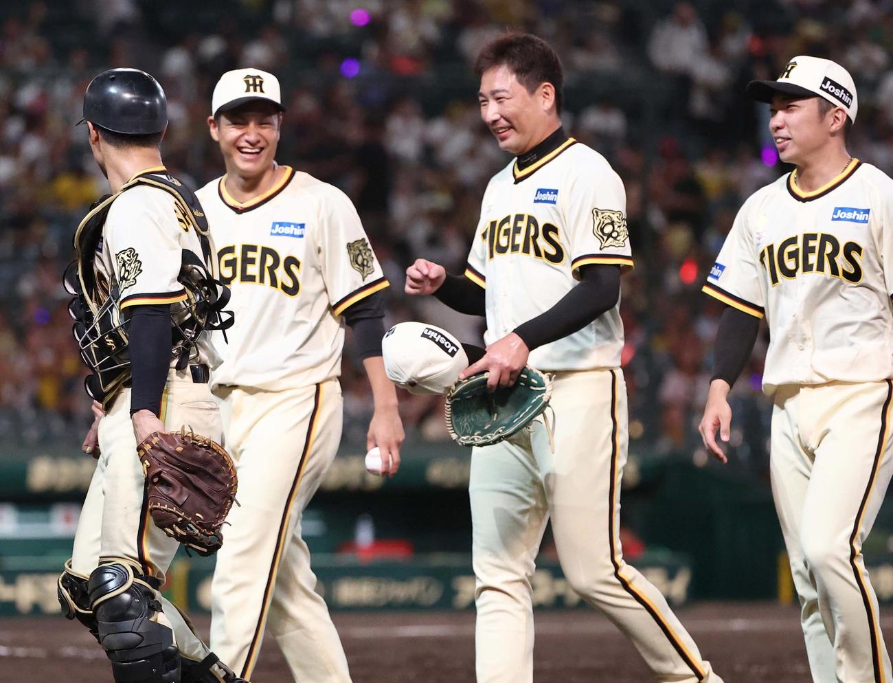 阪神対広島　勝利を喜ぶ左から坂本、6勝目の大竹、セーブの岩崎、石井（撮影・上田博志）