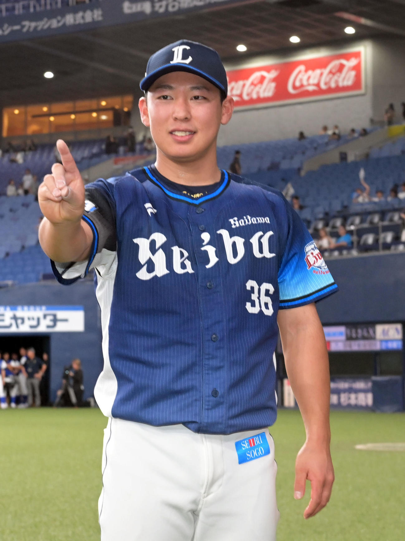 オリックス対西武　プロ初セーブをマークした西武山田はポーズ（撮影・和賀正仁）