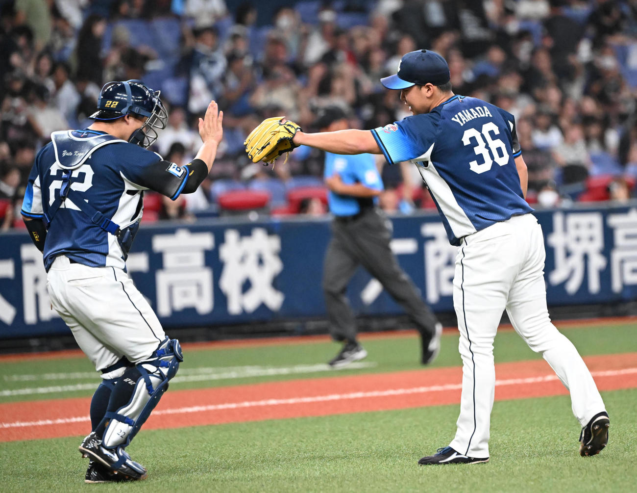 オリックス対西武　プロ初セーブをマークした西武山田（右）は捕手古賀とタッチ（撮影・和賀正仁）