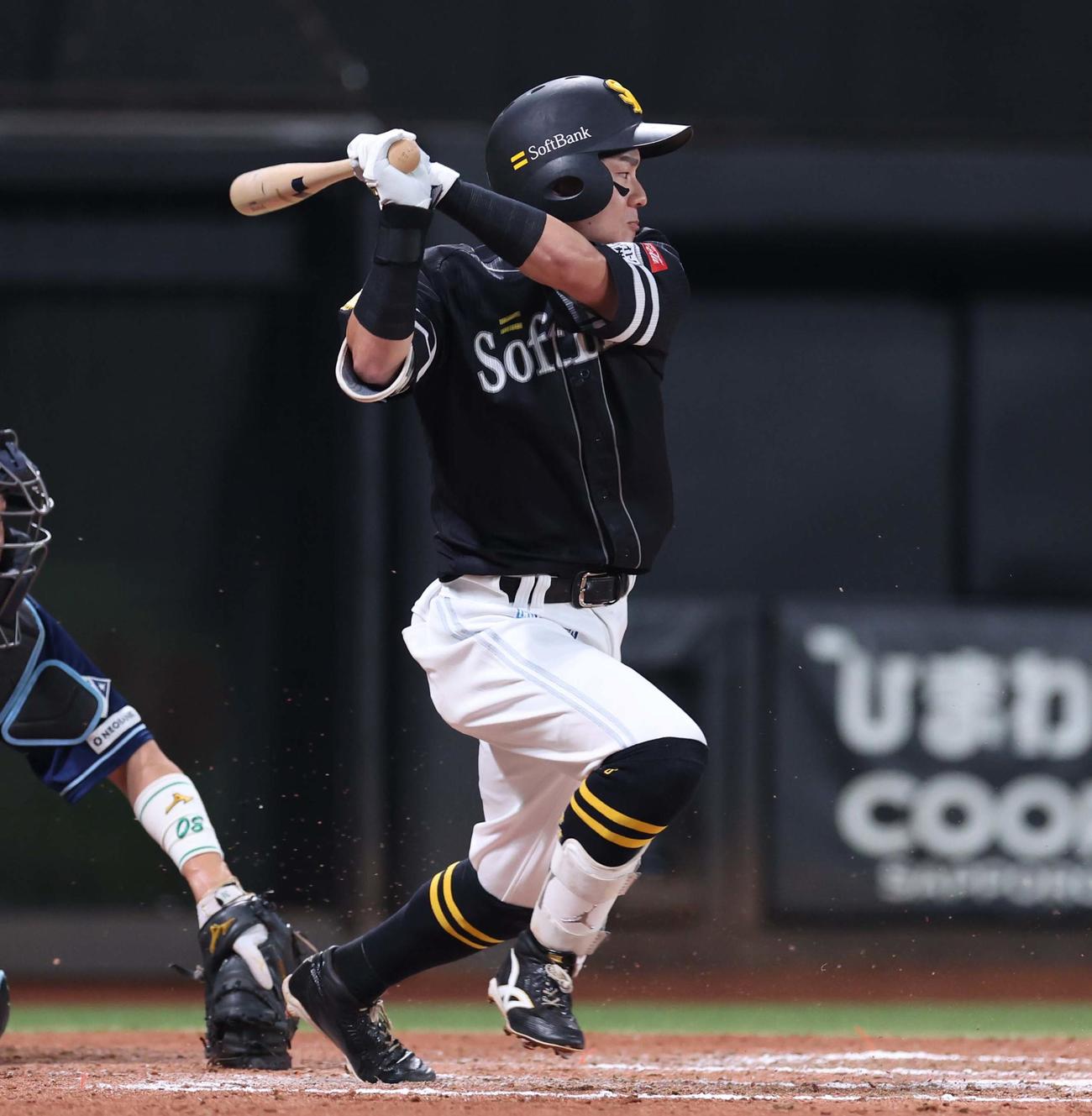 日本ハム対ソフトバンク　7回表ソフトバンク2死三塁、三前適時内野安打を放つ牧原大（撮影・黒川智章）
