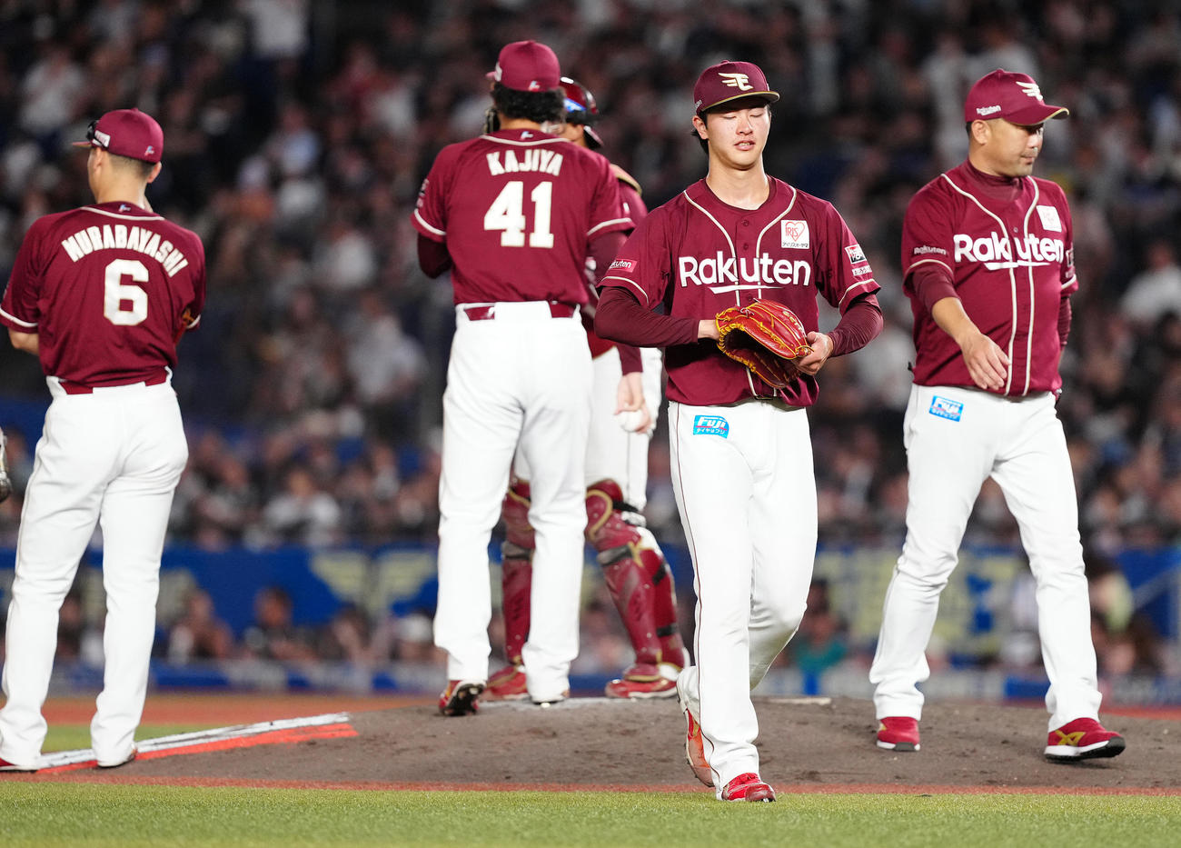 ロッテ対楽天　7回裏途中で降板する楽天古謝（右から2人目）。右は三木監督（撮影・鈴木みどり）