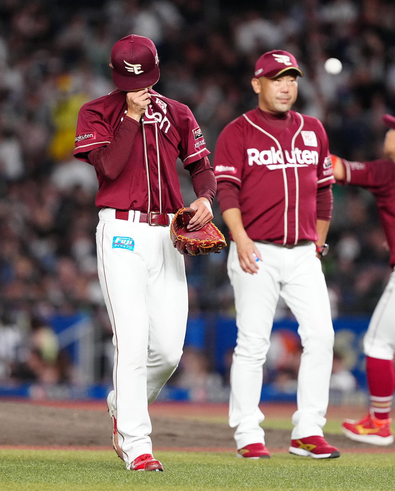 ロッテ対楽天　7回裏途中で降板する楽天古謝。右は三木監督（撮影・鈴木みどり）