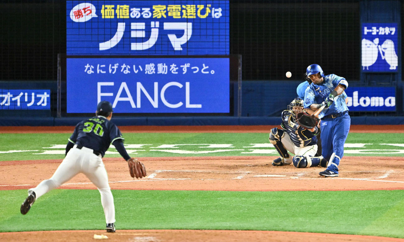 DeNA対ヤクルト　7回裏DeNA1死一塁、代打ビシエドは投飛に倒れる。投手荘司（撮影・滝沢徹郎）　