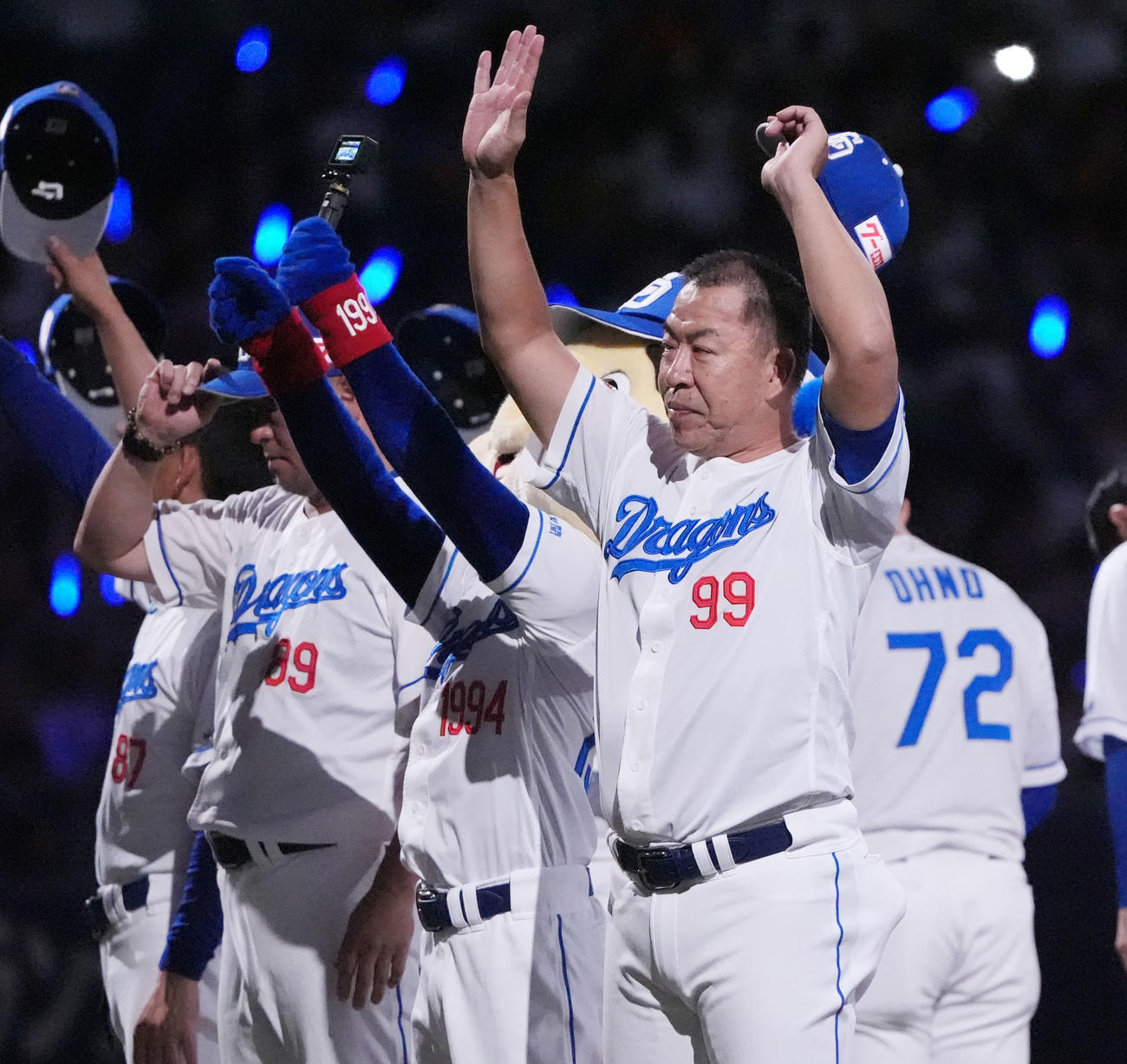 中日対巨人　試合終了、井上監督（右）はスタンドの観客に手を振る（撮影・森本幸一）