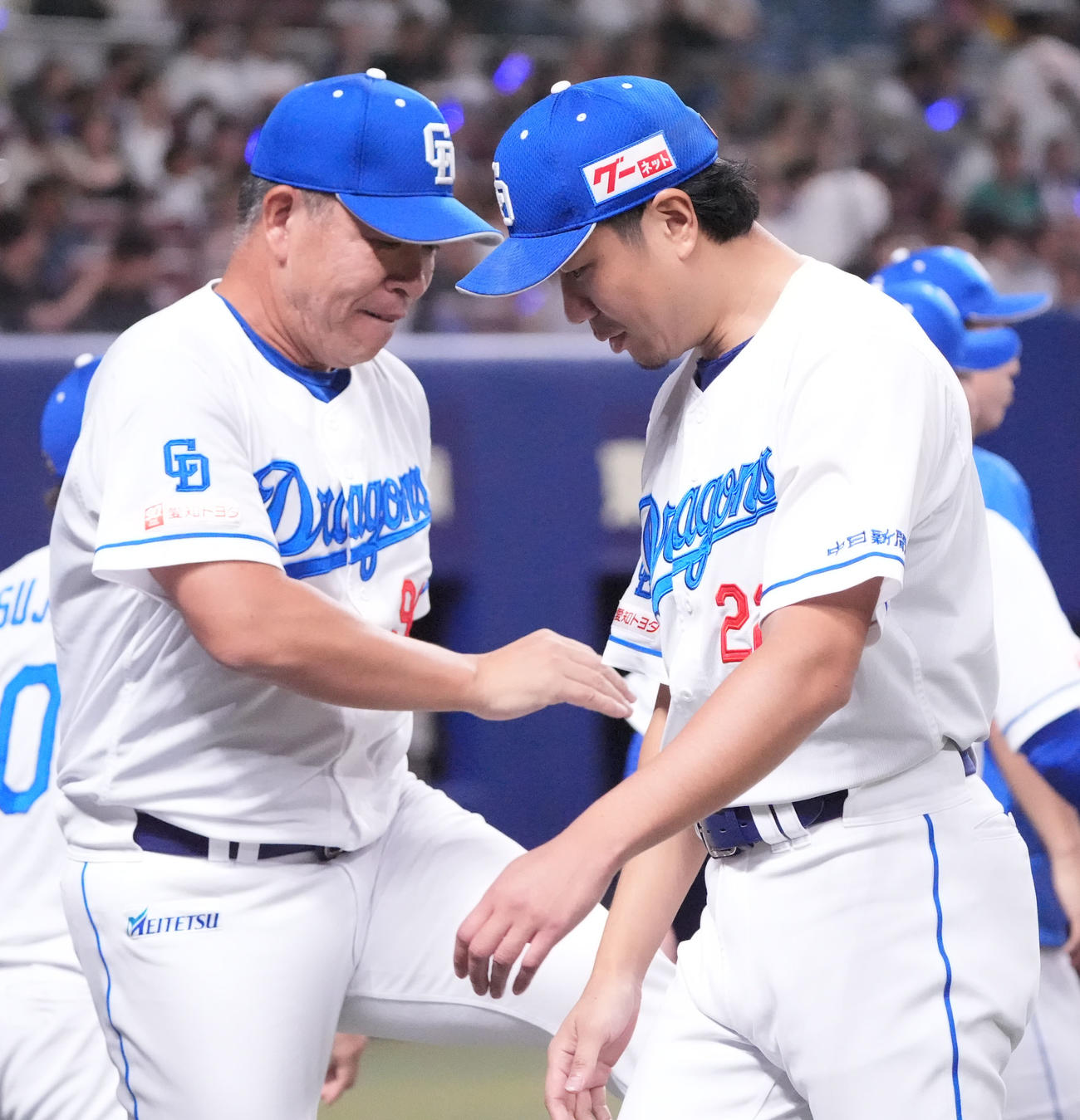 中日対巨人　試合終了、井上監督（左）から手荒い祝福を受ける大野（撮影・森本幸一）