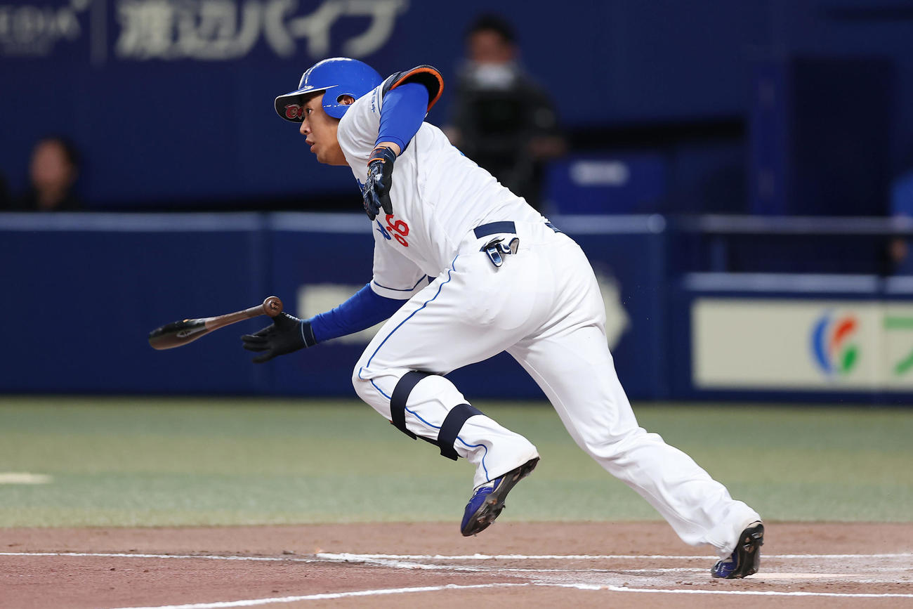 中日対巨人　6回裏中日1死一、二塁、中前適時打を放つ鵜飼（撮影・前田充）