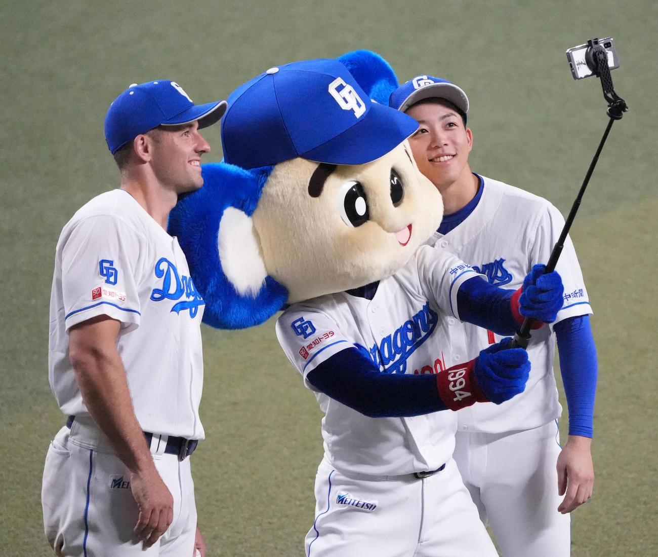 中日対巨人　ヒーローのボスラー（左）と岡林（右）はドアラの自撮り写真に納まる（撮影・森本幸一）