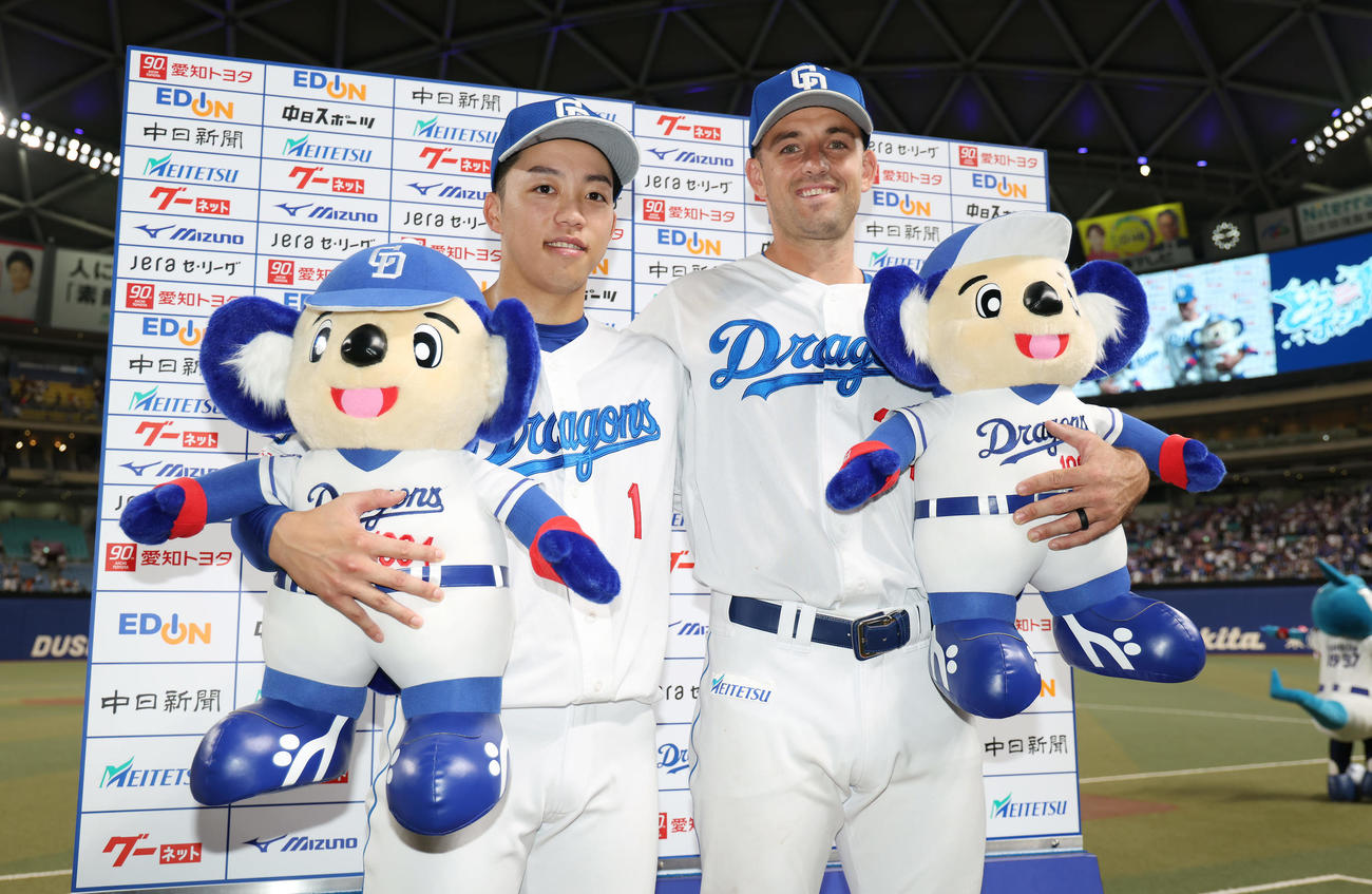 中日対巨人　ヒーローインタビューを終え笑顔で写真に納まる中日岡林（左）とボスラー（撮影・前田充）