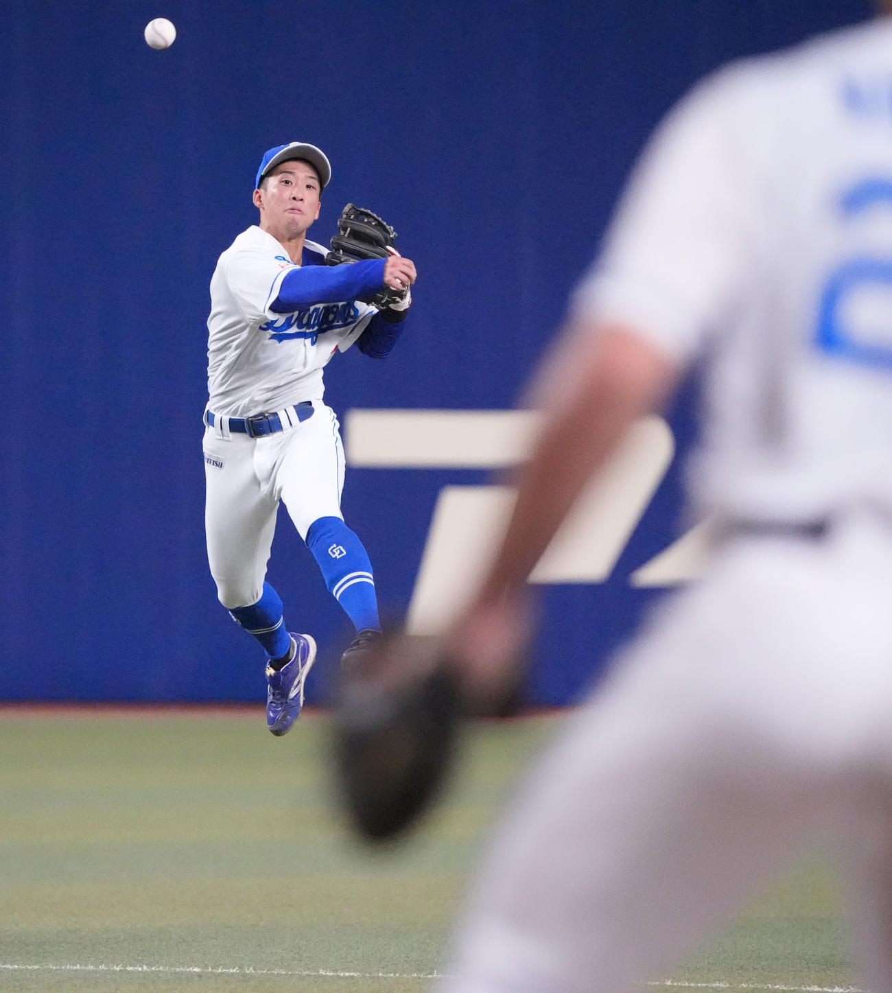 中日対巨人　8回表巨人無死、泉口の打球を捕球し一塁へ送球する田中（撮影・森本幸一）