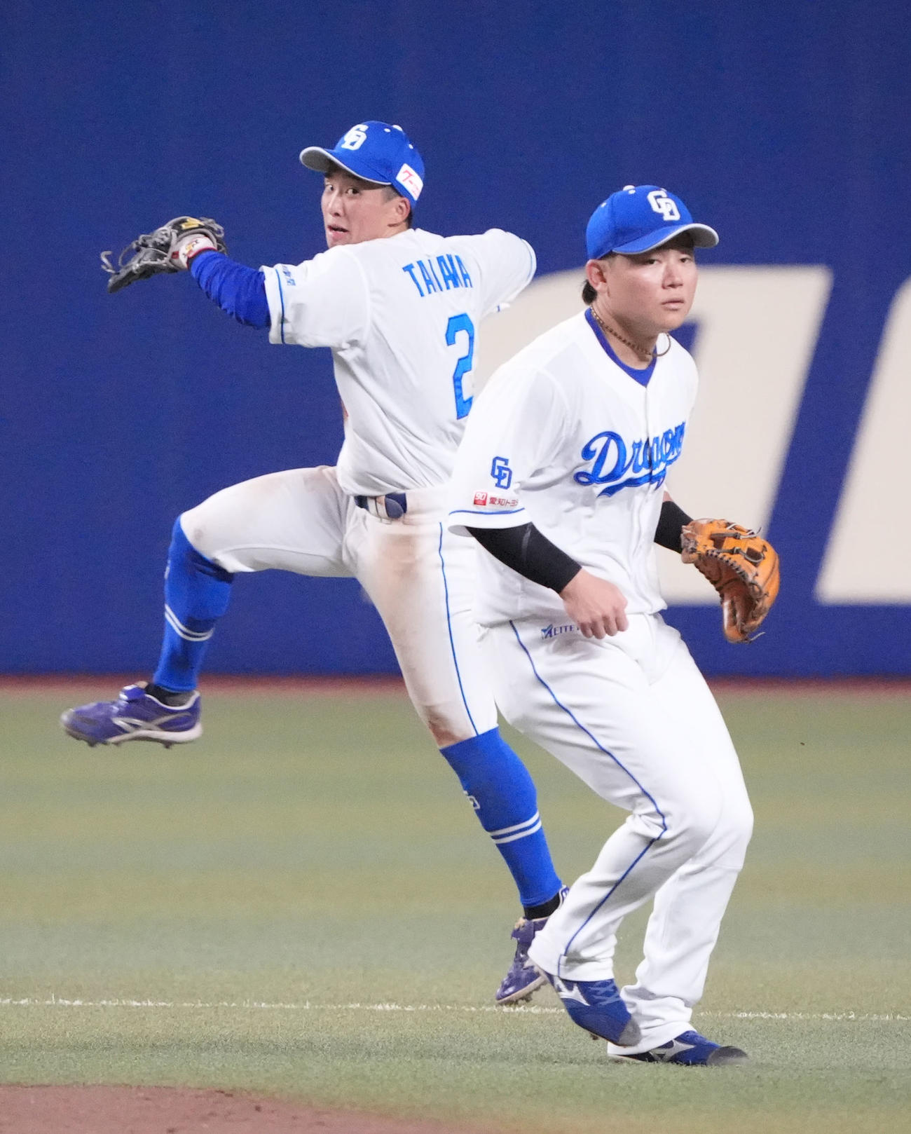 中日対巨人　6回表巨人1死、田中（左）は岸田の打球を捕球し一塁へ送球する（撮影・森本幸一）