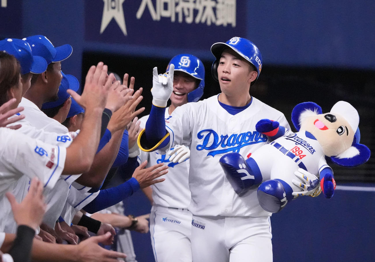 中日対巨人　5回裏中日1死三塁、岡林（右）は右越え2点本塁打を放ちナインとタッチを交わす（撮影・森本幸一）