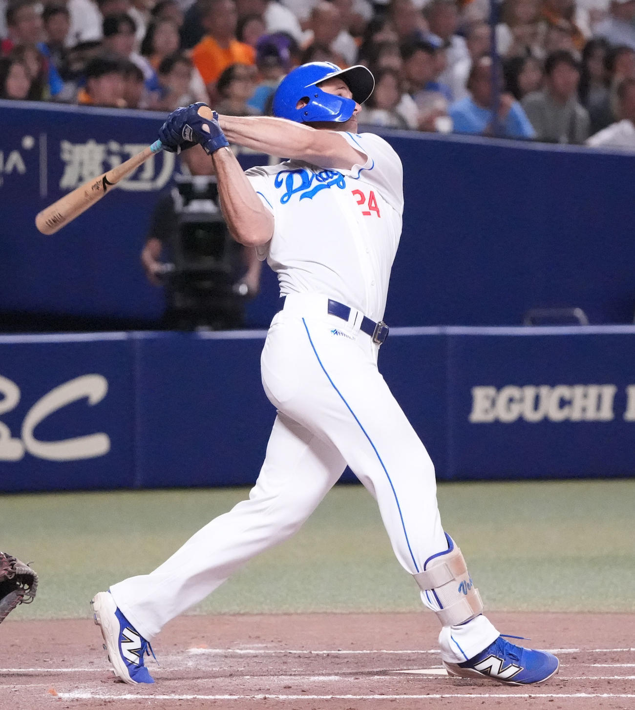 中日対巨人　4回裏中日1死一、二塁、右越え3点本塁打を放つボスラー（撮影・森本幸一）
