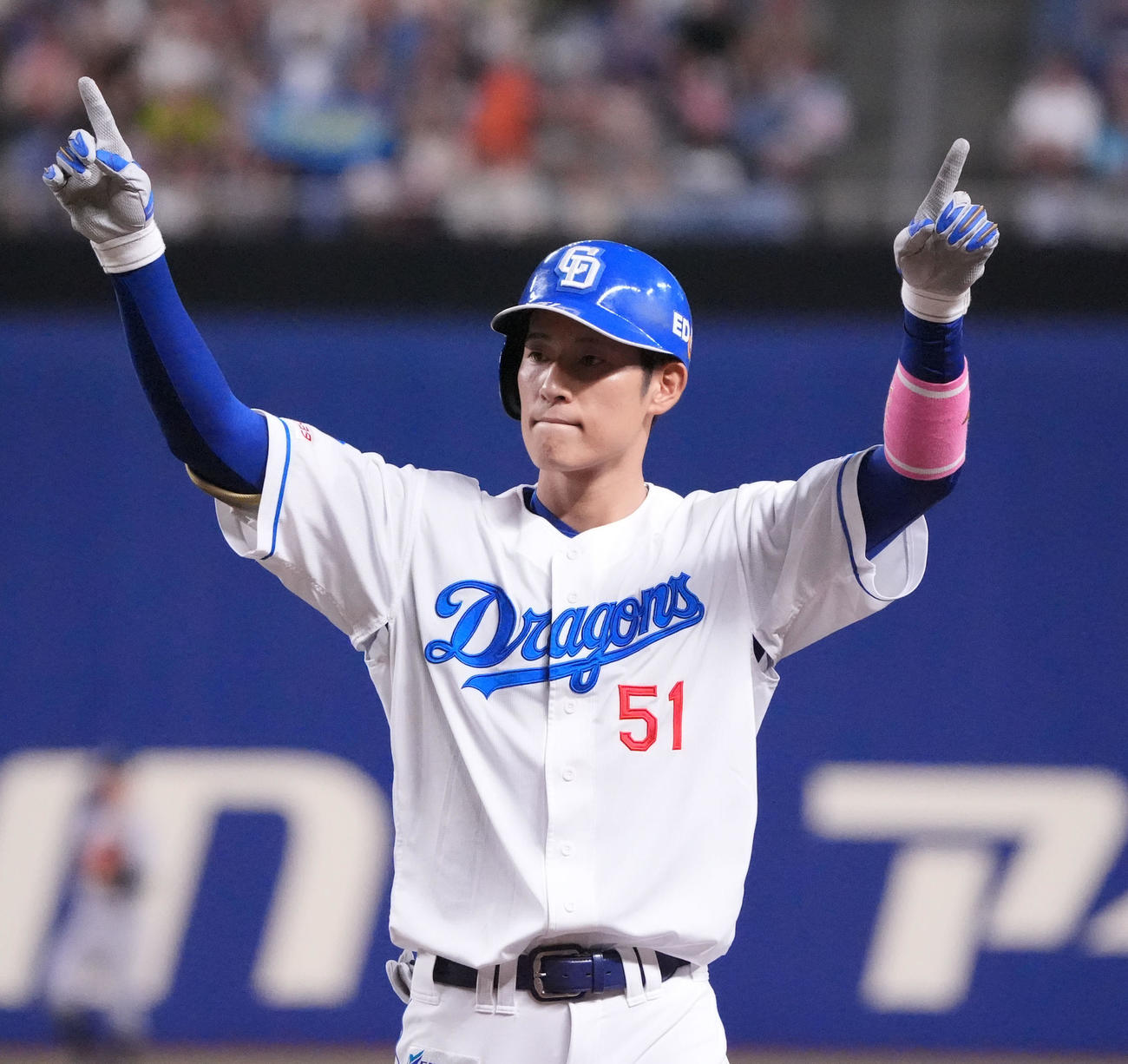 中日対巨人　4回裏中日無死一、二塁、左前適時打を放ちベンチに向かいアピールする上林（撮影・森本幸一）