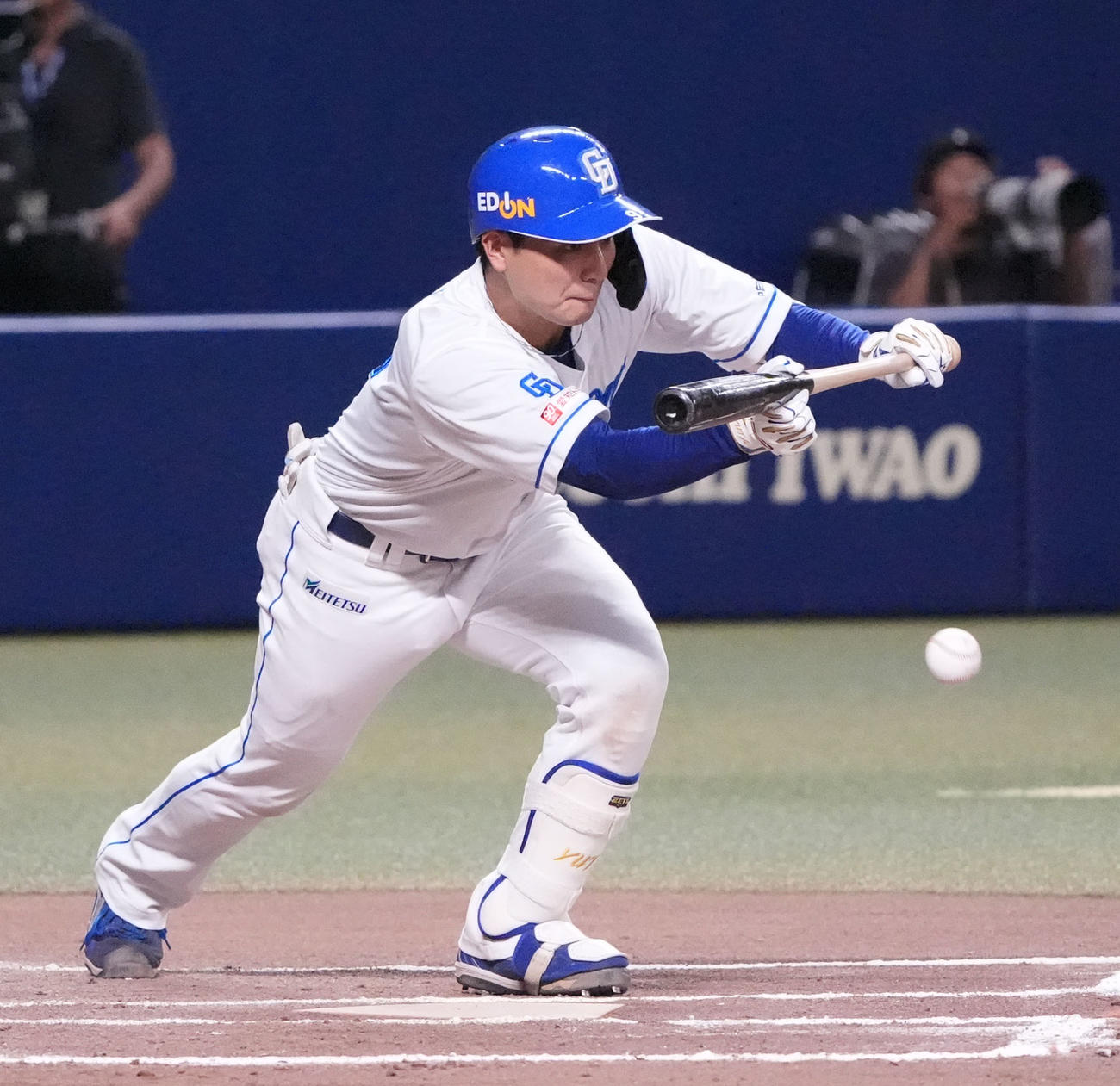 中日対巨人　6回裏中日1死一、三塁、バント成功する石伊（撮影・森本幸一）