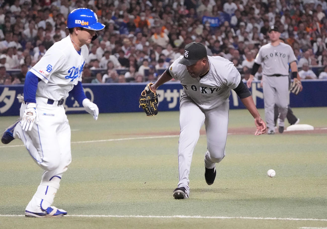 中日対巨人　6回裏中日1死一、三塁、バルドナード（右）は石伊の打球をファンブルする（撮影・森本幸一）