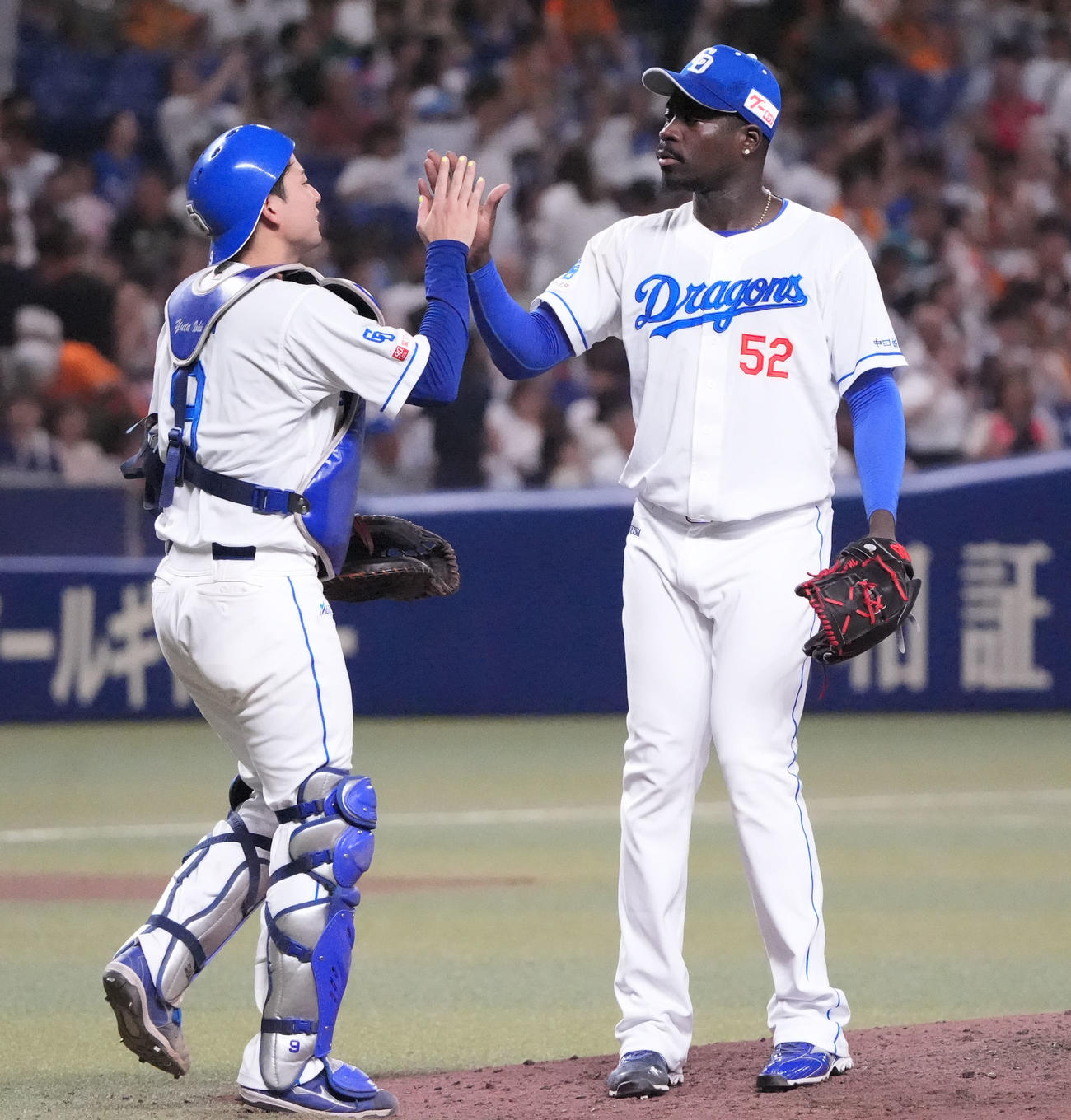 中日対巨人　試合終了、リリーフし石伊（左）とタッチを交わすマルテ（撮影・森本幸一）