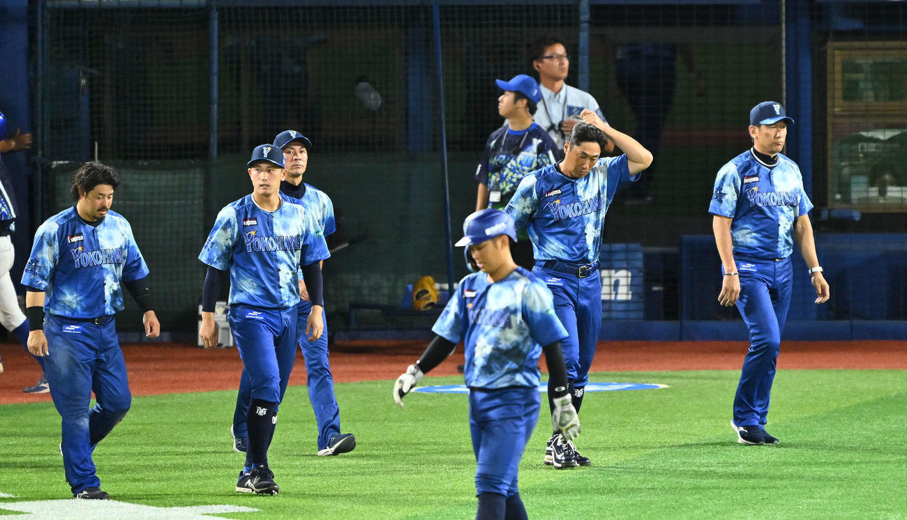 DeNA対ヤクルト　試合に敗れあいさつに向かうDeNA三浦監督（右）ら（撮影・滝沢徹郎）　