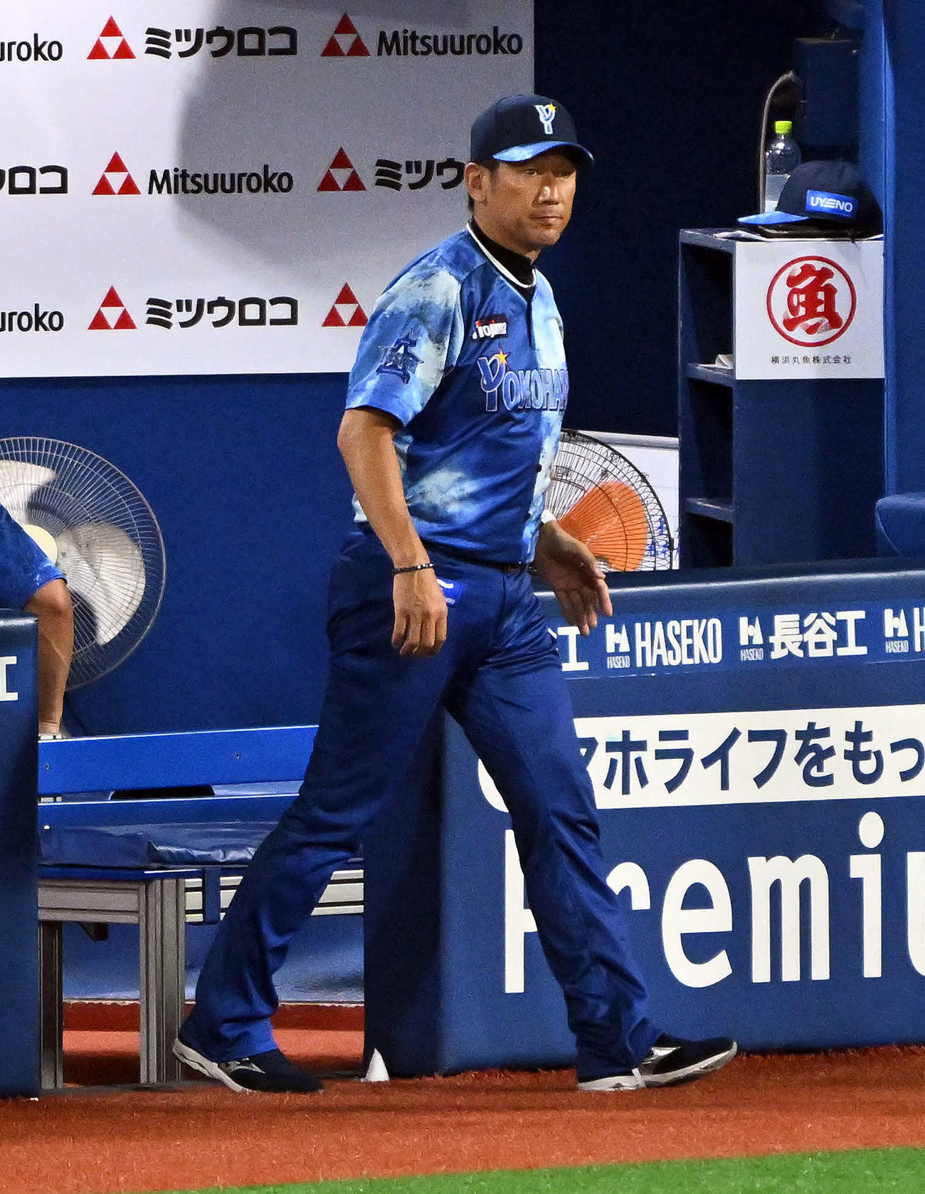 DeNA対ヤクルト　交代を告げにベンチを出るDeNA三浦監督（撮影・滝沢徹郎）　