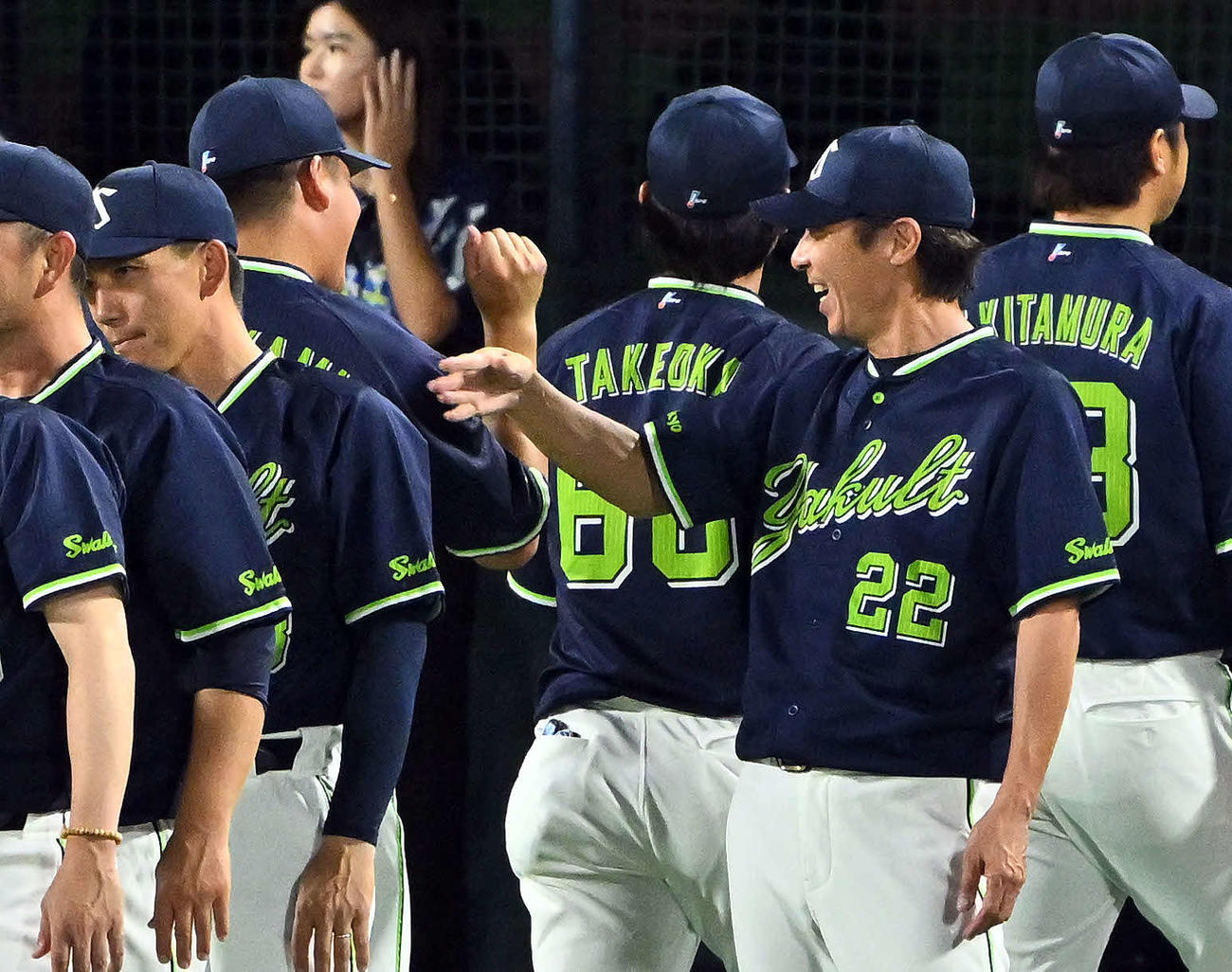 DeNA対ヤクルト　試合に勝利しヤクルト高津監督（手前右）は村上とタッチを交わす（撮影・滝沢徹郎）　