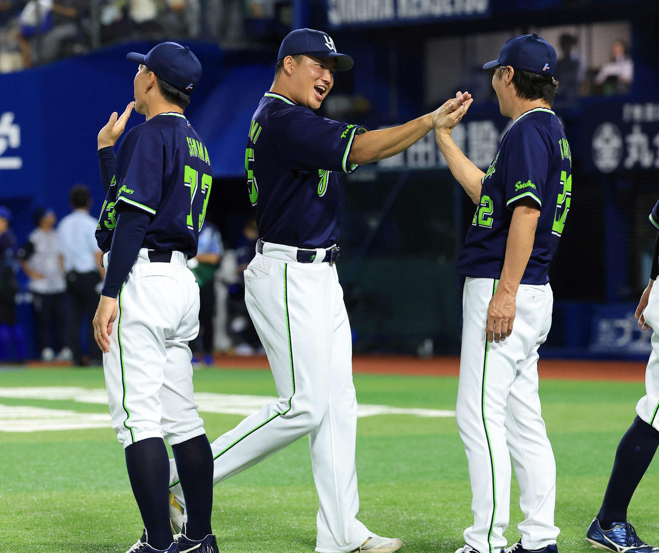 DeNA対ヤクルト　7連勝を飾り、笑顔でヤクルト高津監督（右）とハイタッチする村上（撮影・浅見桂子）