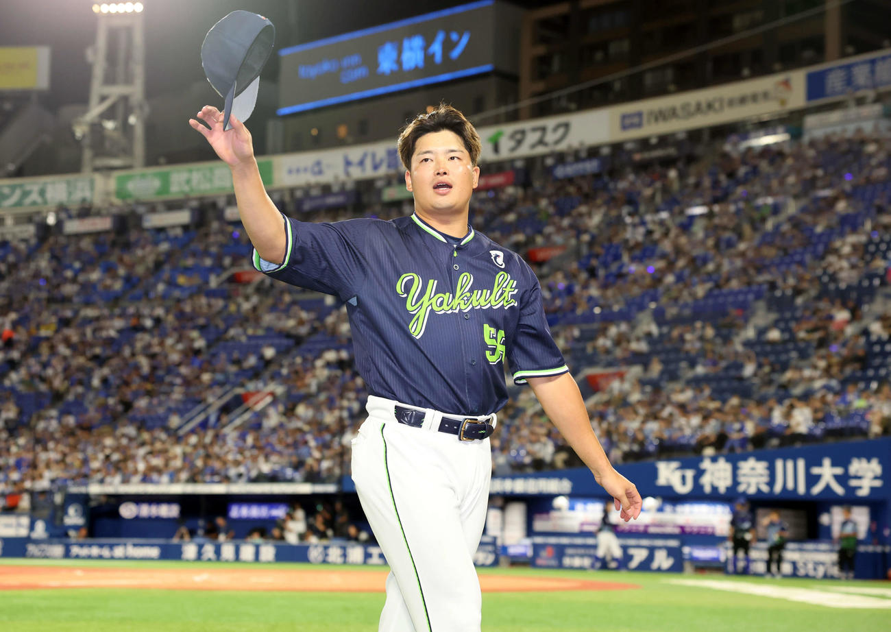 DeNA対ヤクルト　ヒーローインタビューを終え、スタンドに帽子を振ってあいさつするヤクルト村上（撮影・浅見桂子）