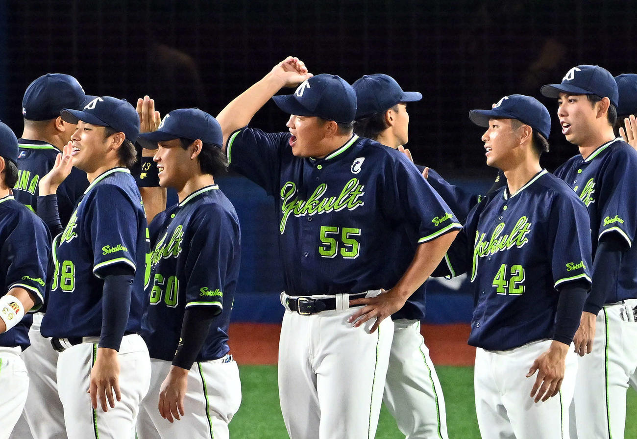 DeNA対ヤクルト　試合に勝利しチームメートとタッチをかわすヤクルト村上（中央）（撮影・滝沢徹郎）　