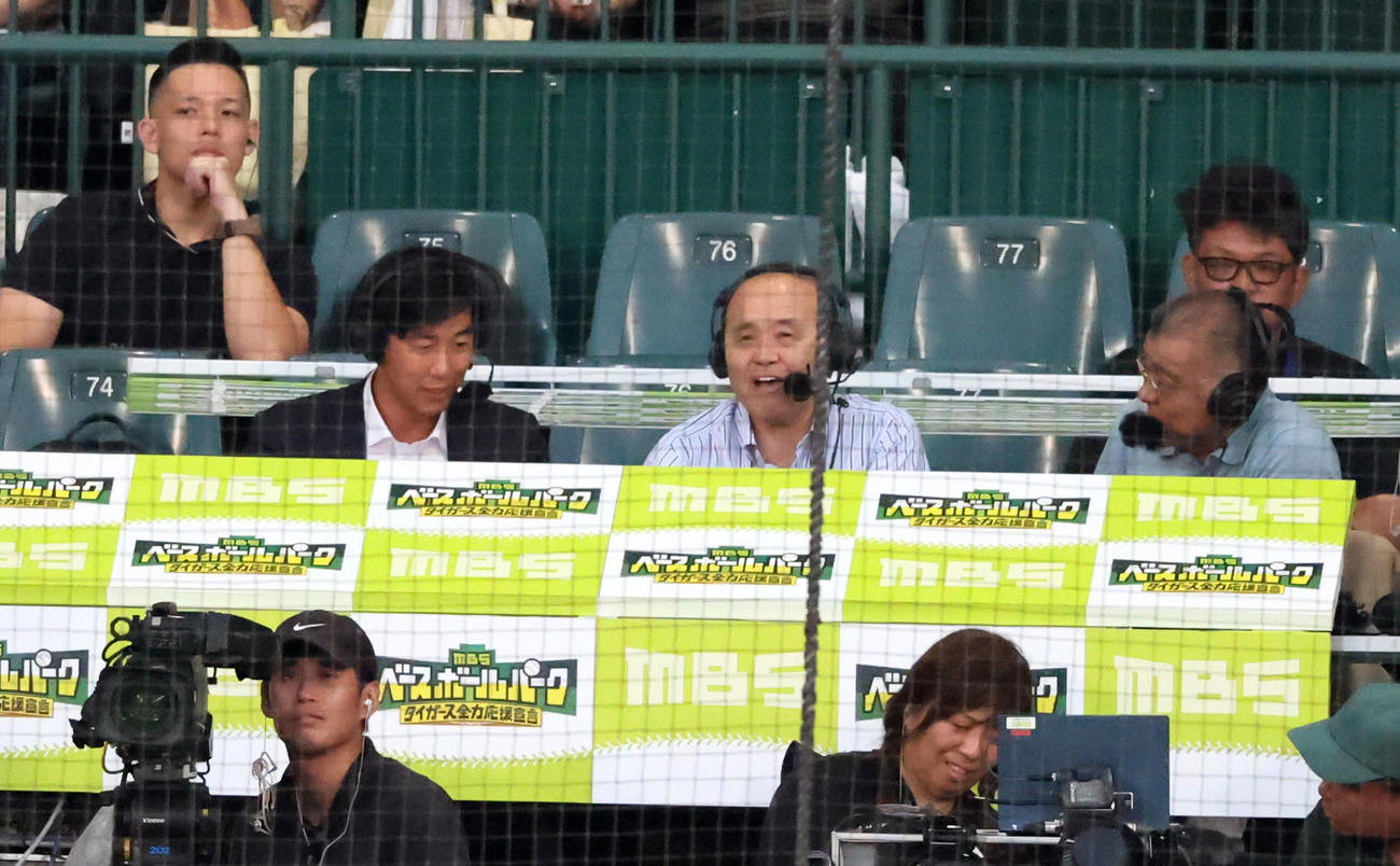 阪神対広島　テレビ解説する岡田オーナー付顧問（中央）、掛布氏（撮影・加藤哉）