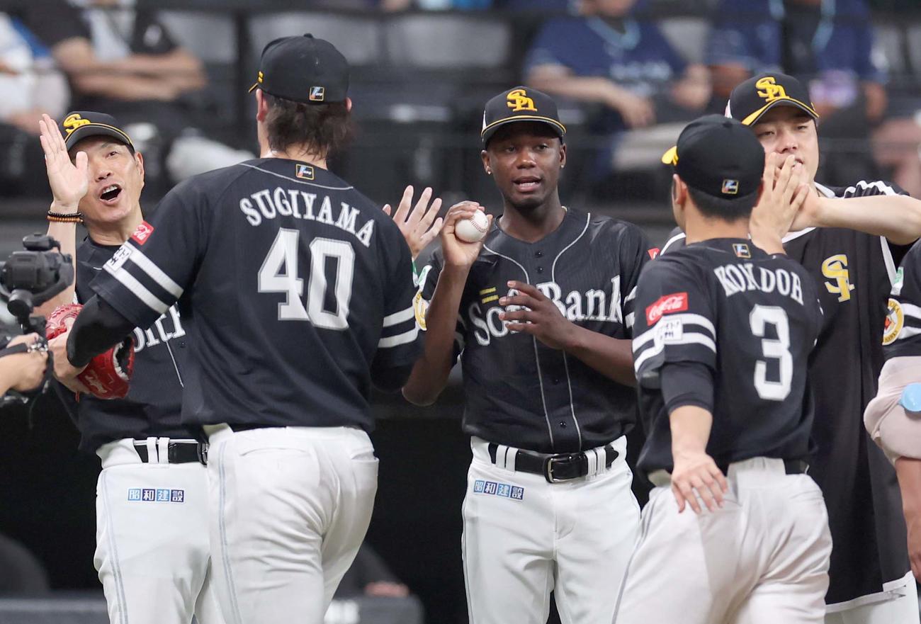 日本ハム対ソフトバンク　9勝目を挙げ杉山からウイニングボールを受け取るモイネロ（撮影・黒川智章）
