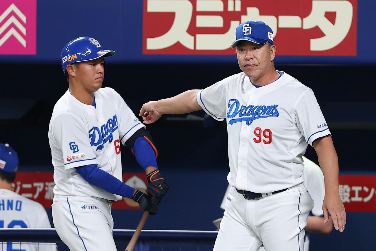 中日対巨人　6回裏中日1死一、二塁、大野に代打鵜飼（左）を送る井上監督（撮影・前田充）