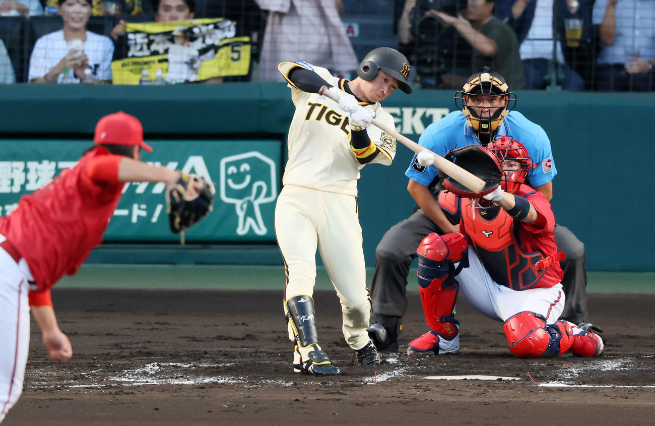 阪神対広島　2回裏阪神2死一塁、近本は右前打を放つ。投手床田（撮影・加藤哉）