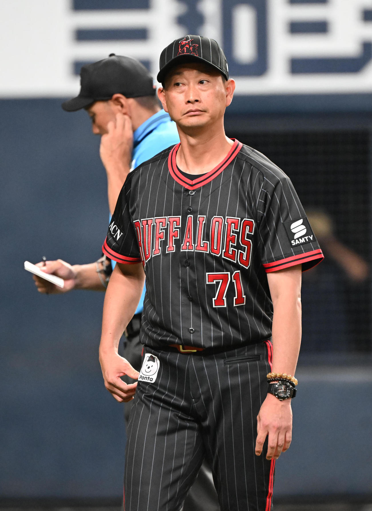 オリックス対西武　7回を終え投手交代を告げるオリックス岸田監督（撮影・和賀正仁）