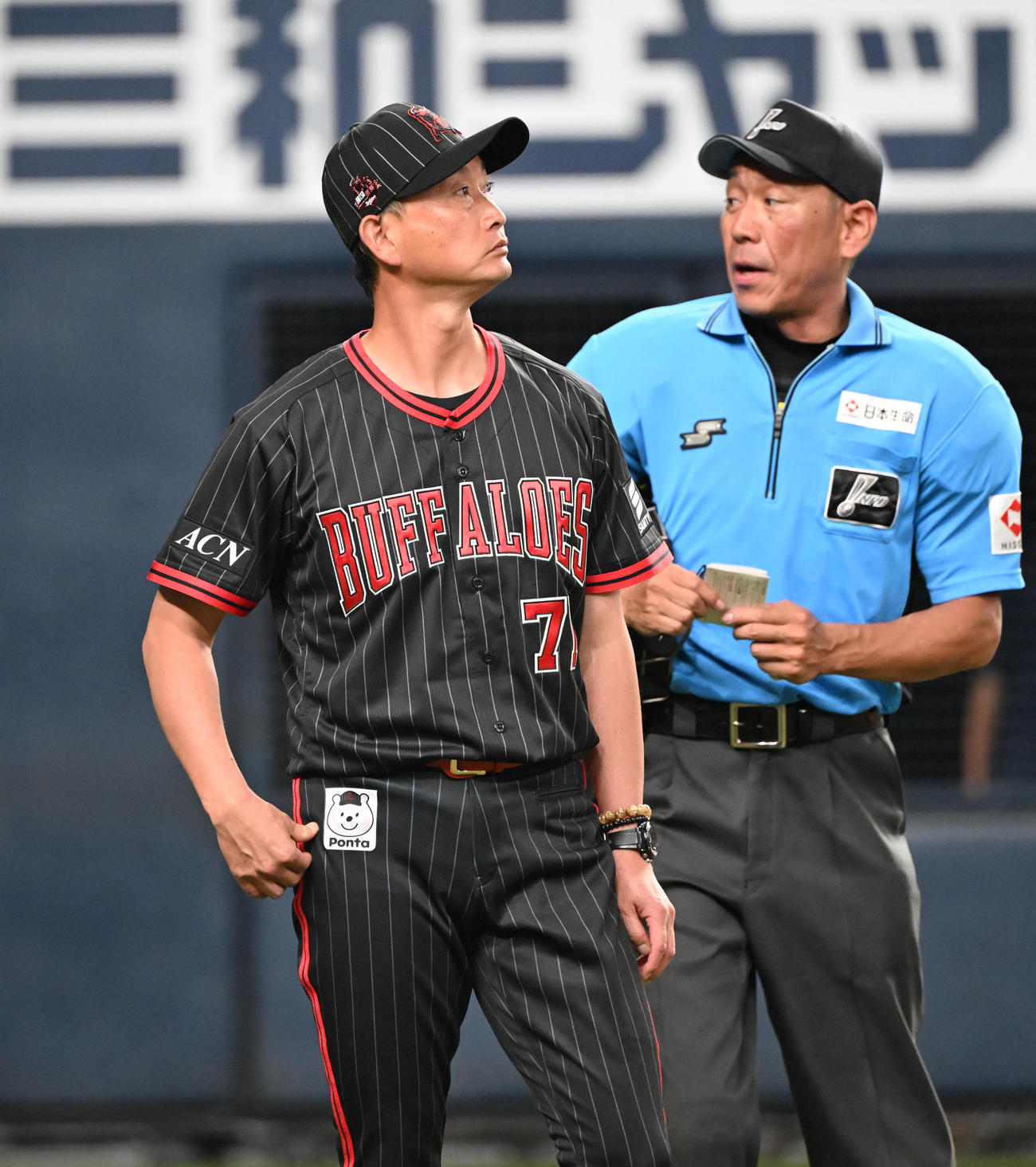 オリックス対西武　7回を終え投手交代を告げるオリックス岸田監督（撮影・和賀正仁）