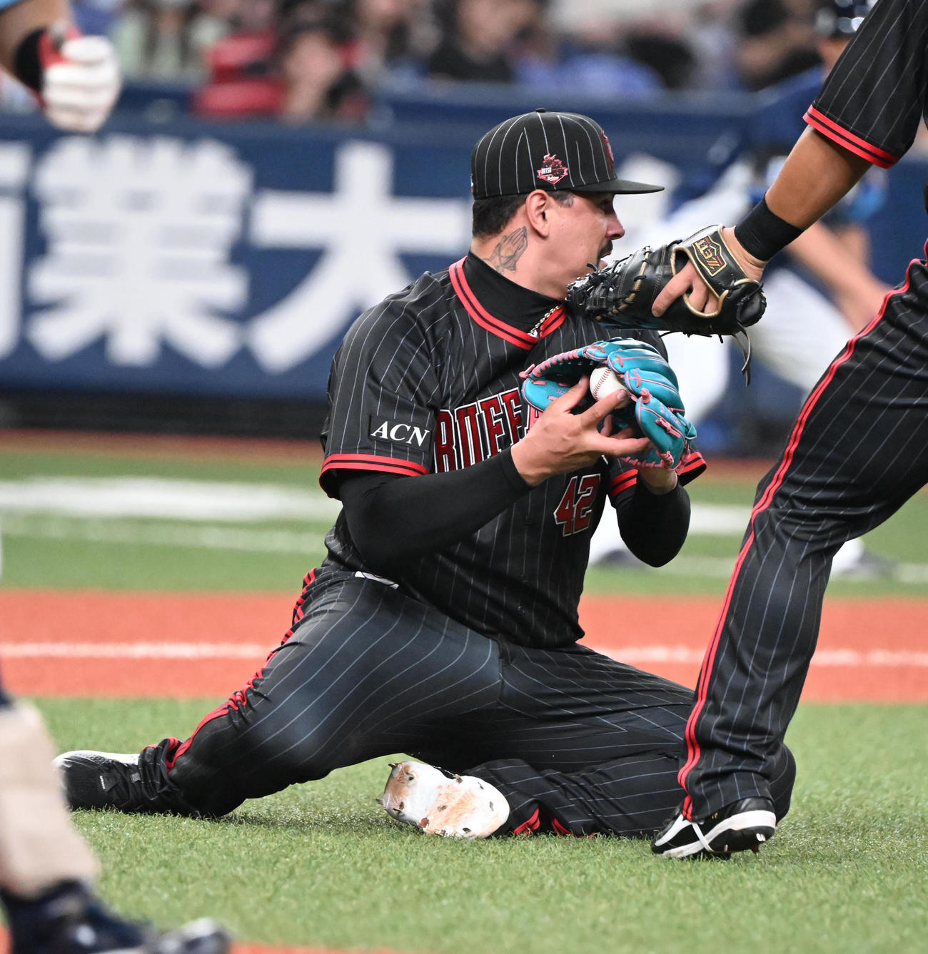 オリックス対西武　9回表西武無死二塁、佐藤太のバントをダイビングキャッチするマチャド（撮影・和賀正仁）