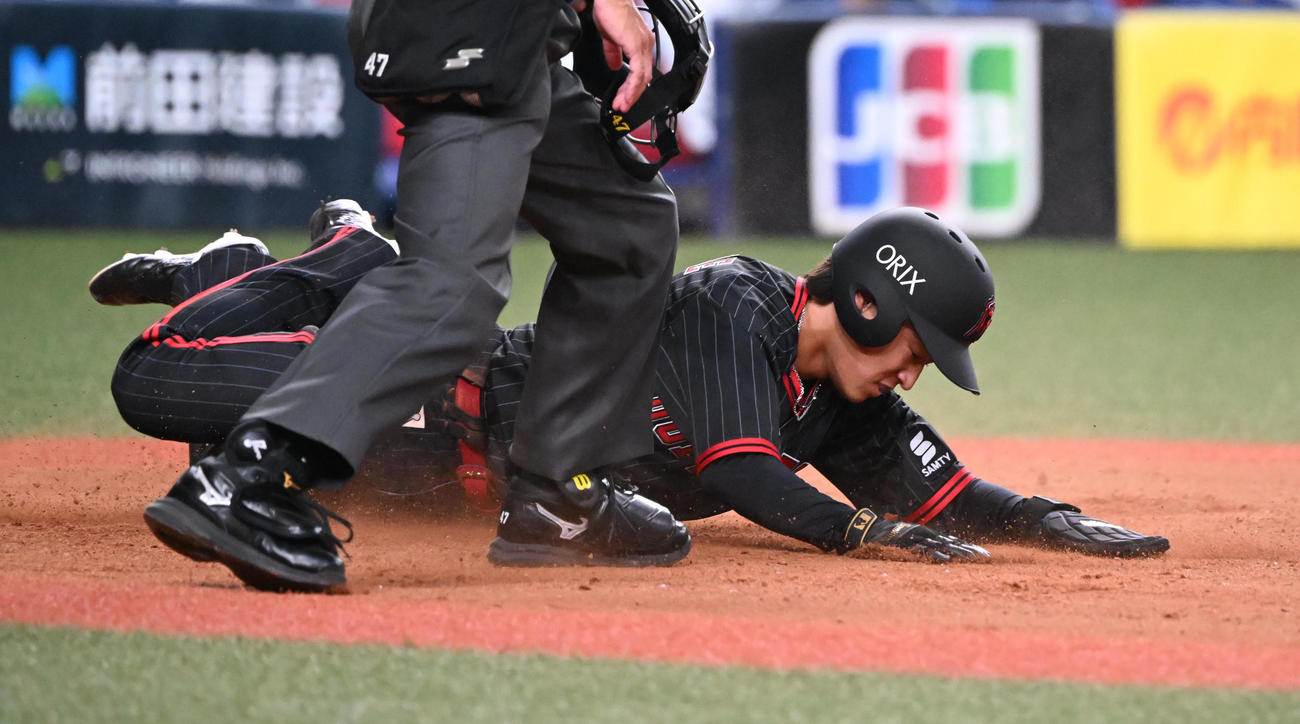 オリックス対西武　10回裏オリックス1死三塁、若月の遊ゴロで本塁を狙った渡部はタッチアウト（撮影・和賀正仁）