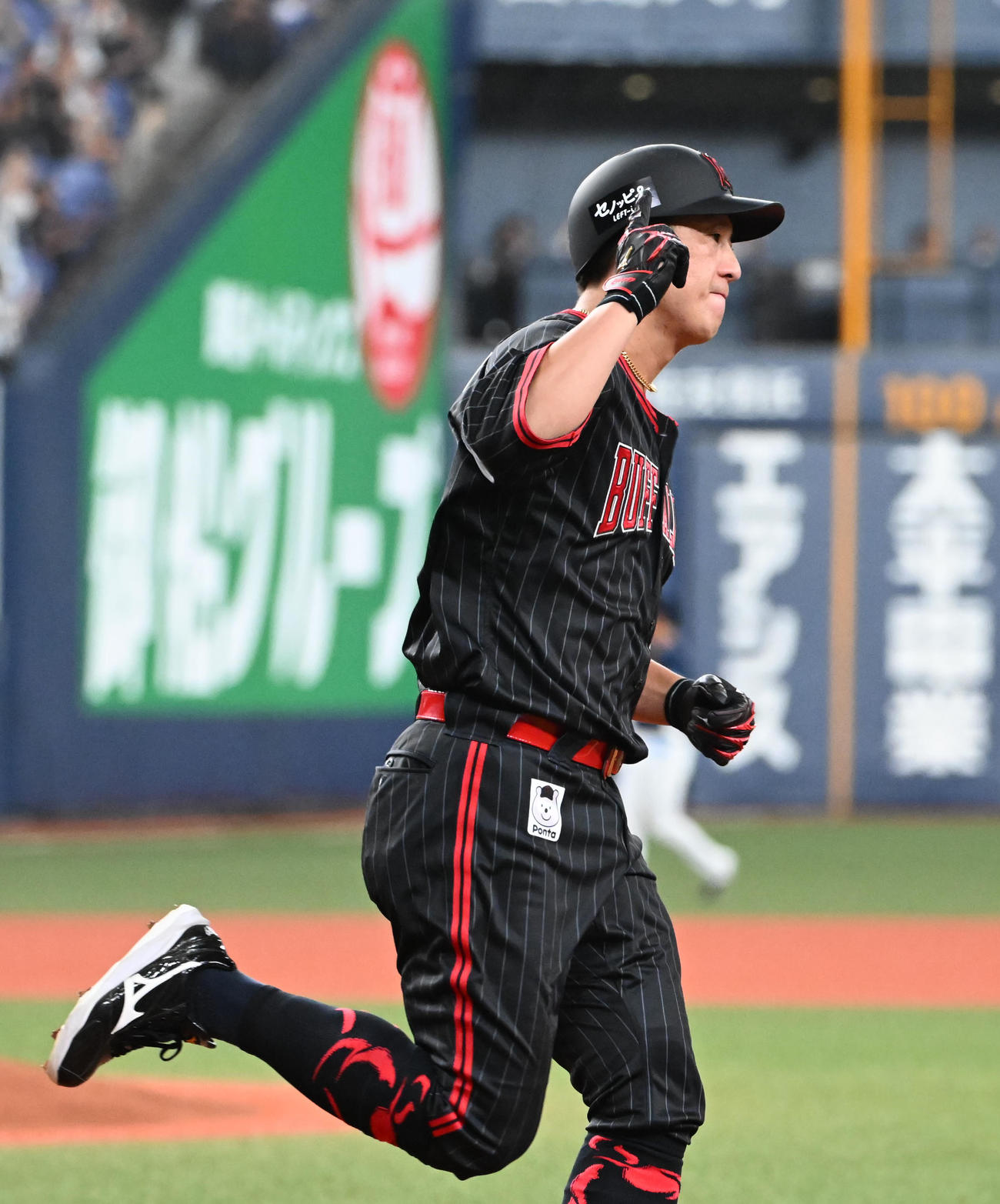 オリックス対西武　3回裏オリックス2死一塁、左越え本塁打を放った杉本はガッツポーズ（撮影・和賀正仁）