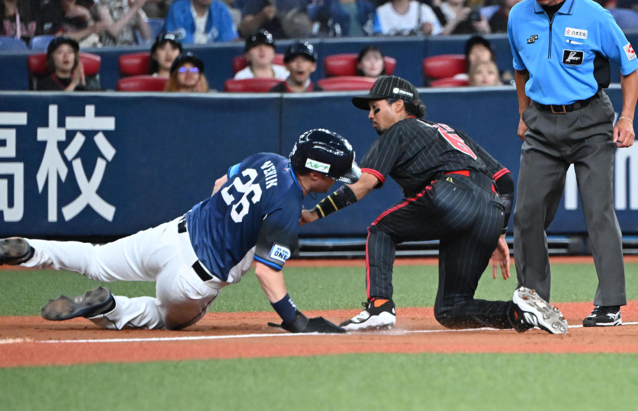 リックス対西武　4回表西武1死一、二塁、佐藤の投ゴロで三塁をオーバーランしたネビンはタッチアウト、野手宗（撮影・和賀正仁）