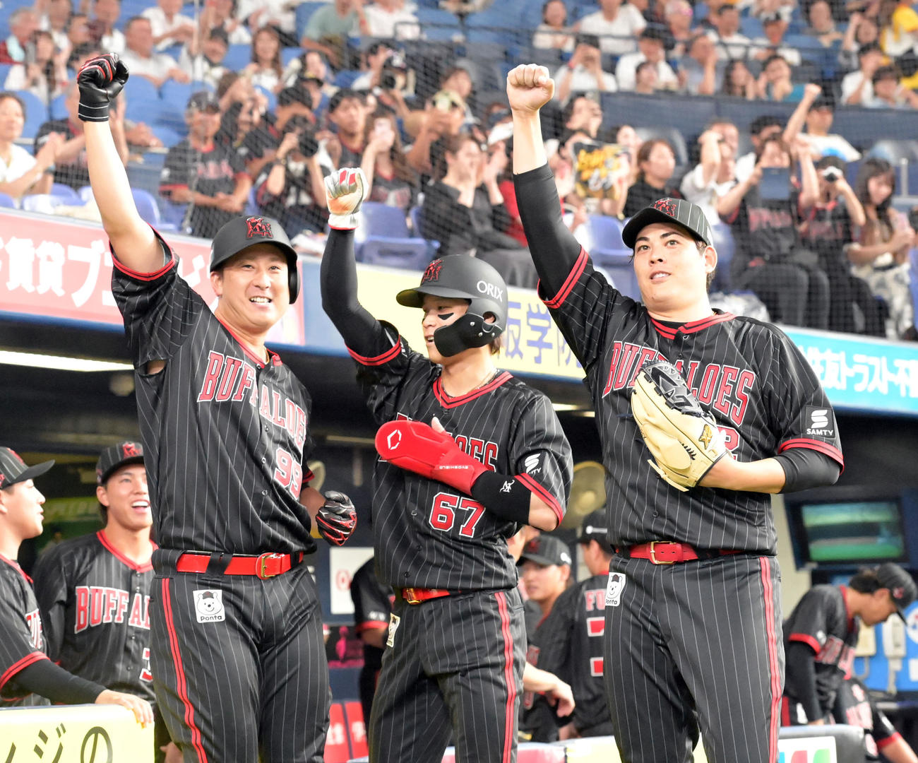 オリックス対西武　3回裏オリックス2死一塁、左越え本塁打を放った杉本（左）は九里（右）、中川と昇天ポーズ（撮影・和賀正仁）