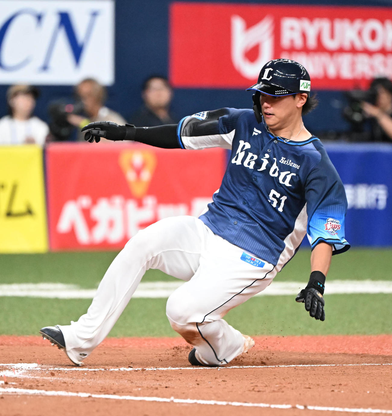 オリックス対西武　10回表西武1死満塁、打者外崎の時、才木が暴投、三塁走者西川が勝ち越しの生還を果たす（撮影・和賀正仁）