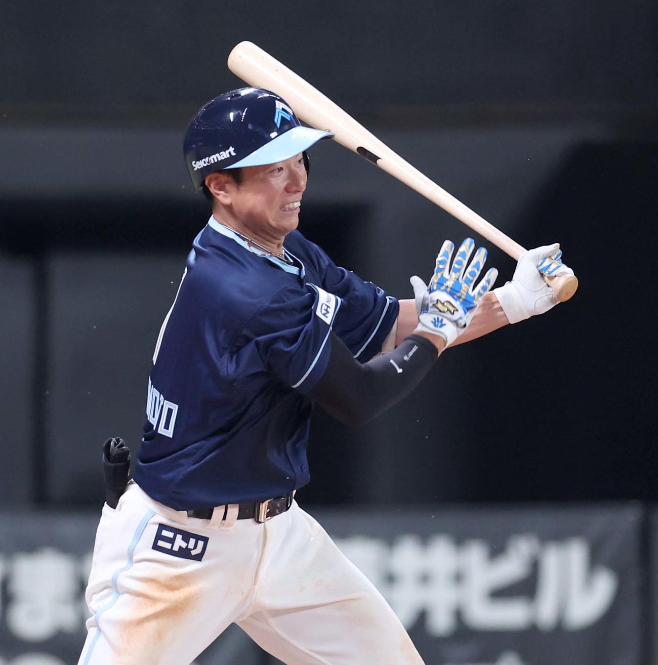 日本ハム対ソフトバンク　9回裏日本ハム2死二、三塁、二前適時内野安打を放つ松本剛（撮影・黒川智章）