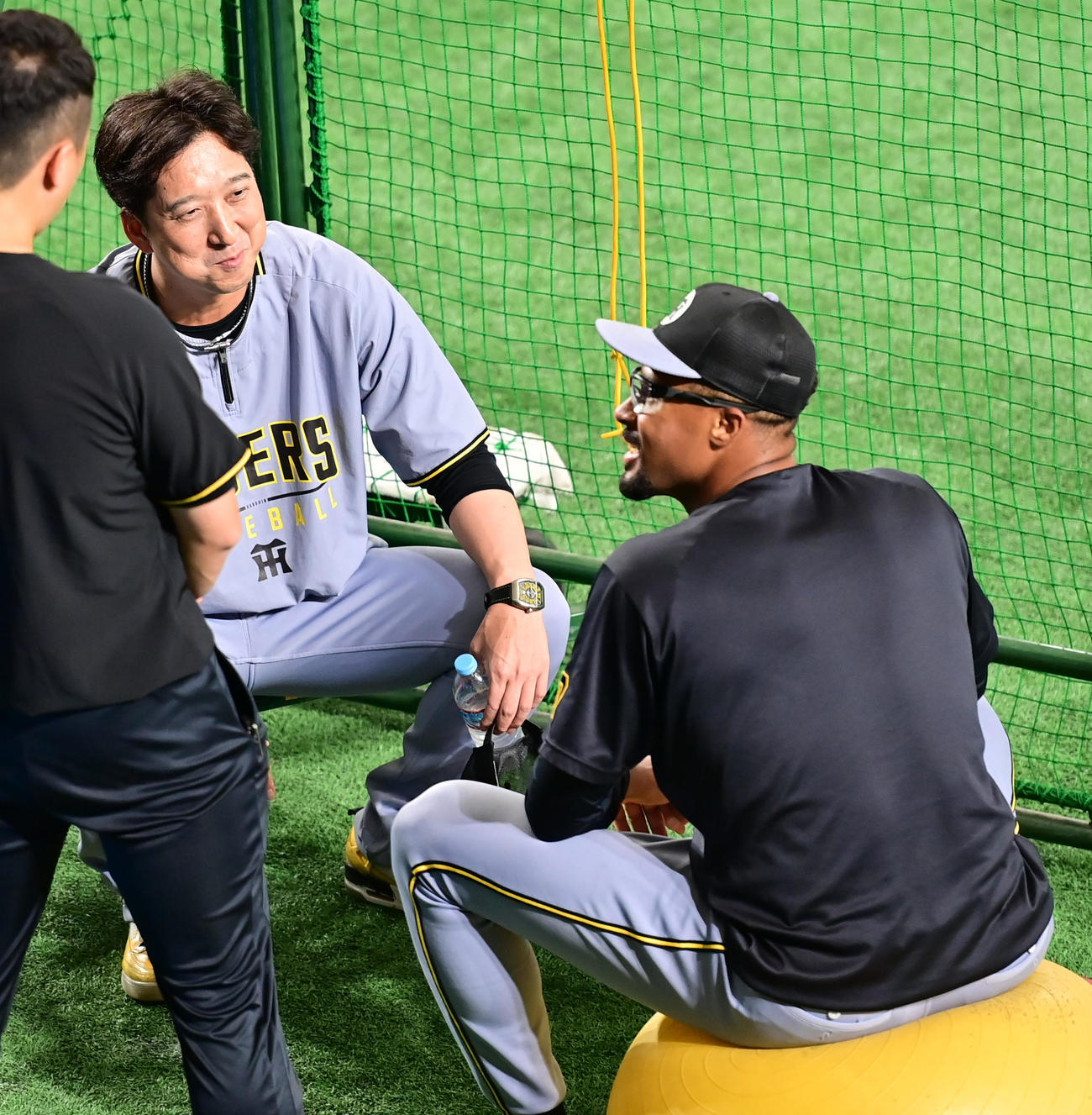 21日、阪神デュプランティエ（右）と話し合う藤川監督