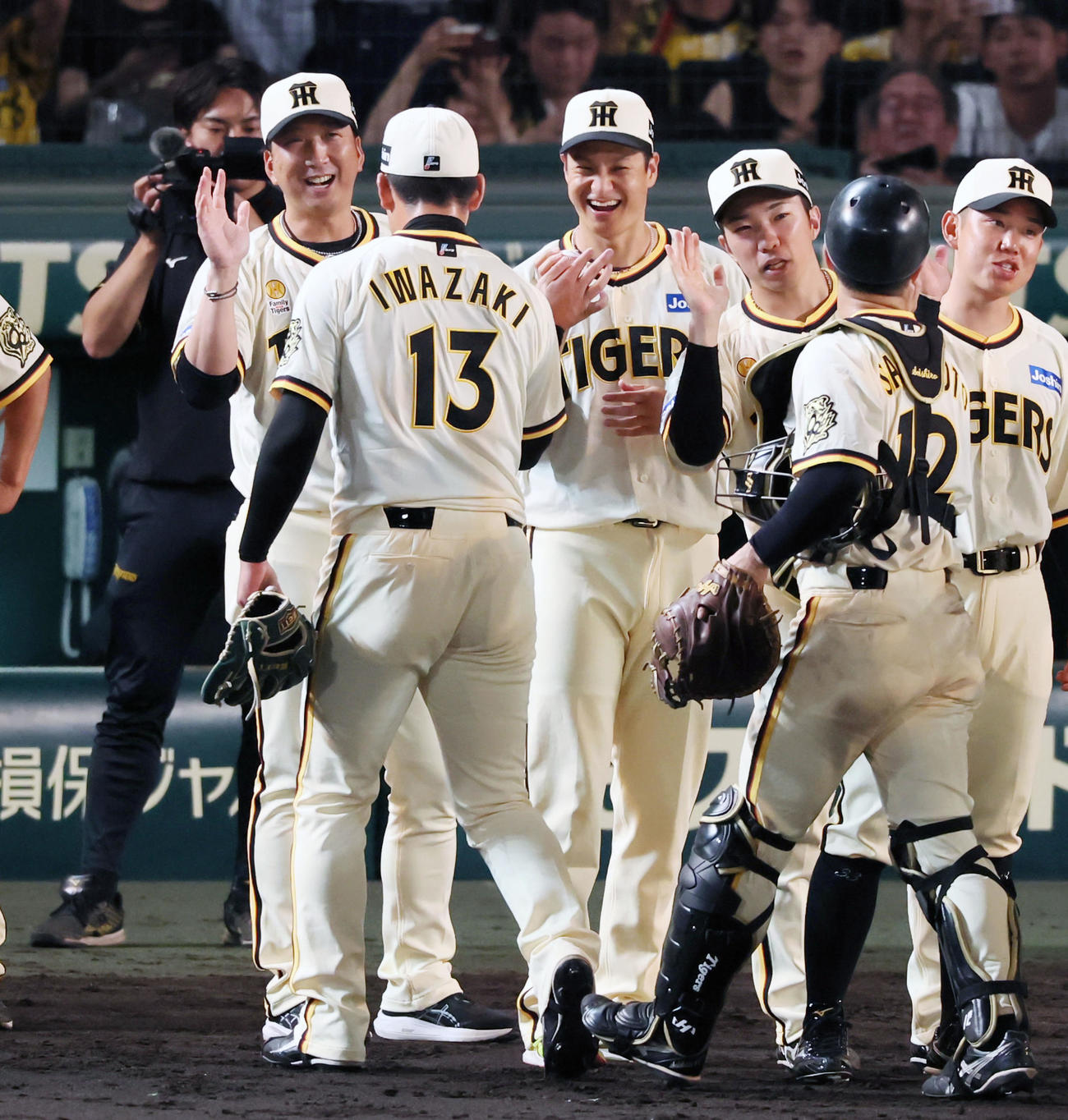 阪神対広島　広島に勝利し笑顔で岩崎（左）からウイニングボールを手渡される大竹。左は藤川監督（撮影・加藤哉）
