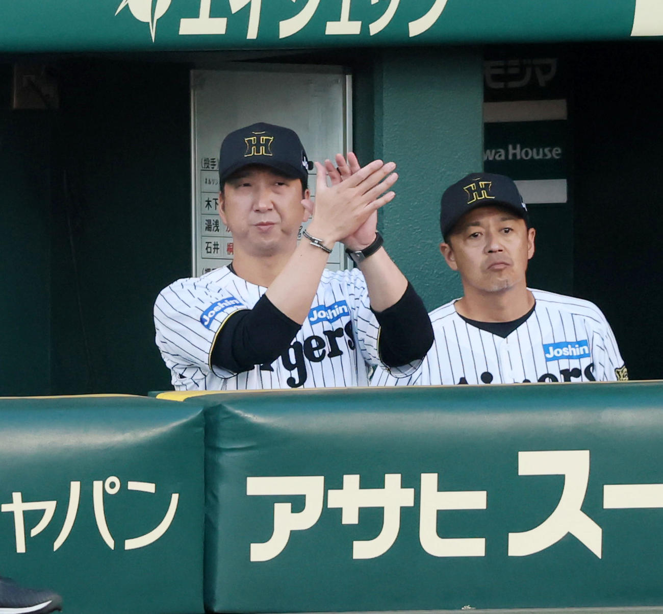 阪神対DeNA 2回裏阪神無死、佐藤輝の右線二塁打にベンチで拍手を送る藤川監督（撮影・加藤哉）