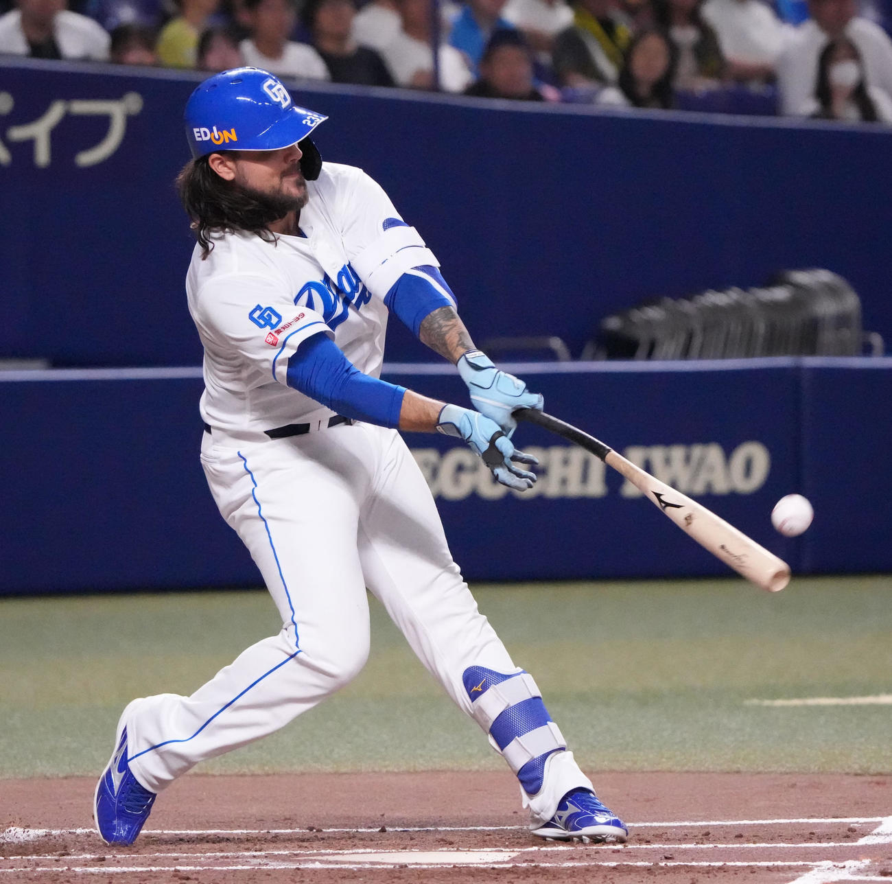 ウエスタン中日対阪神　2回裏中日無死一、三塁、遊飛に倒れるチェイビス（撮影・森本幸一）
