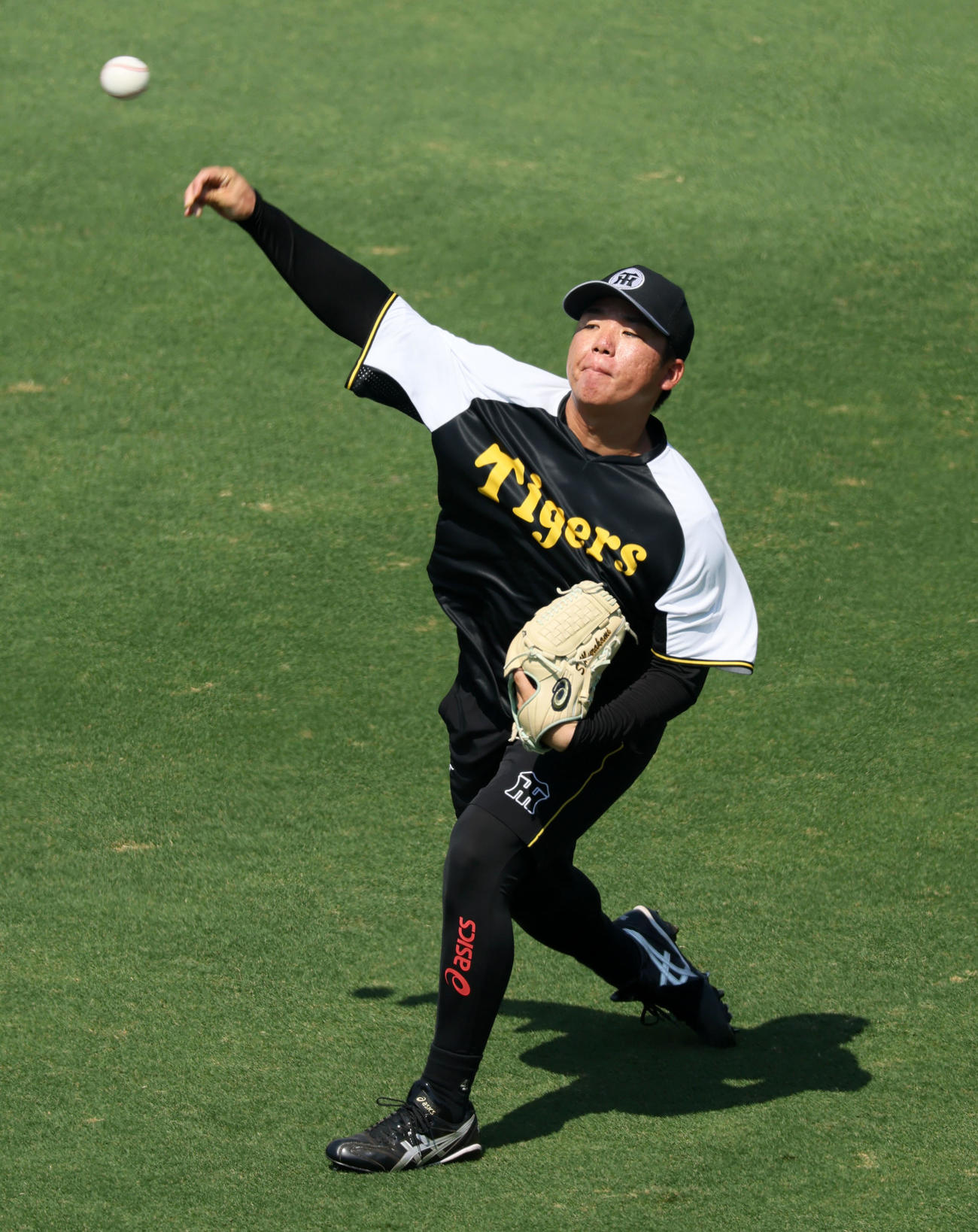 阪神対広島　練習でキャッチボールする村上（撮影・加藤哉）