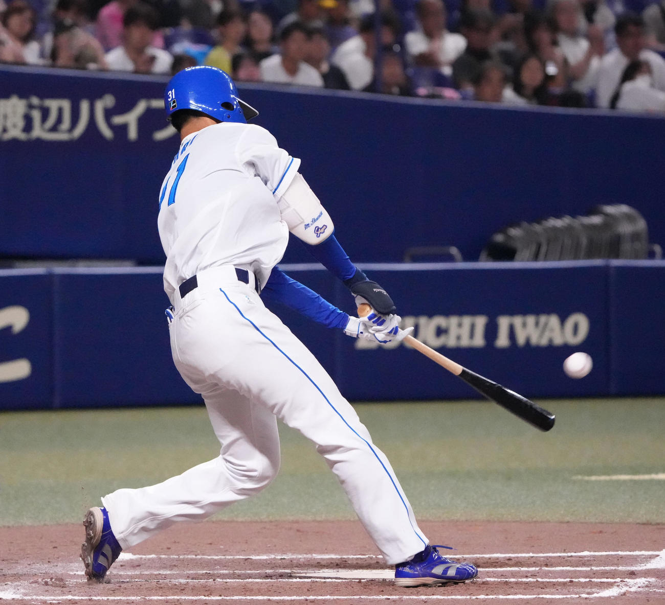 ウエスタン中日対阪神　6回裏中日1死一、二塁、右越え3点本塁打を放つ森駿（撮影・森本幸一）